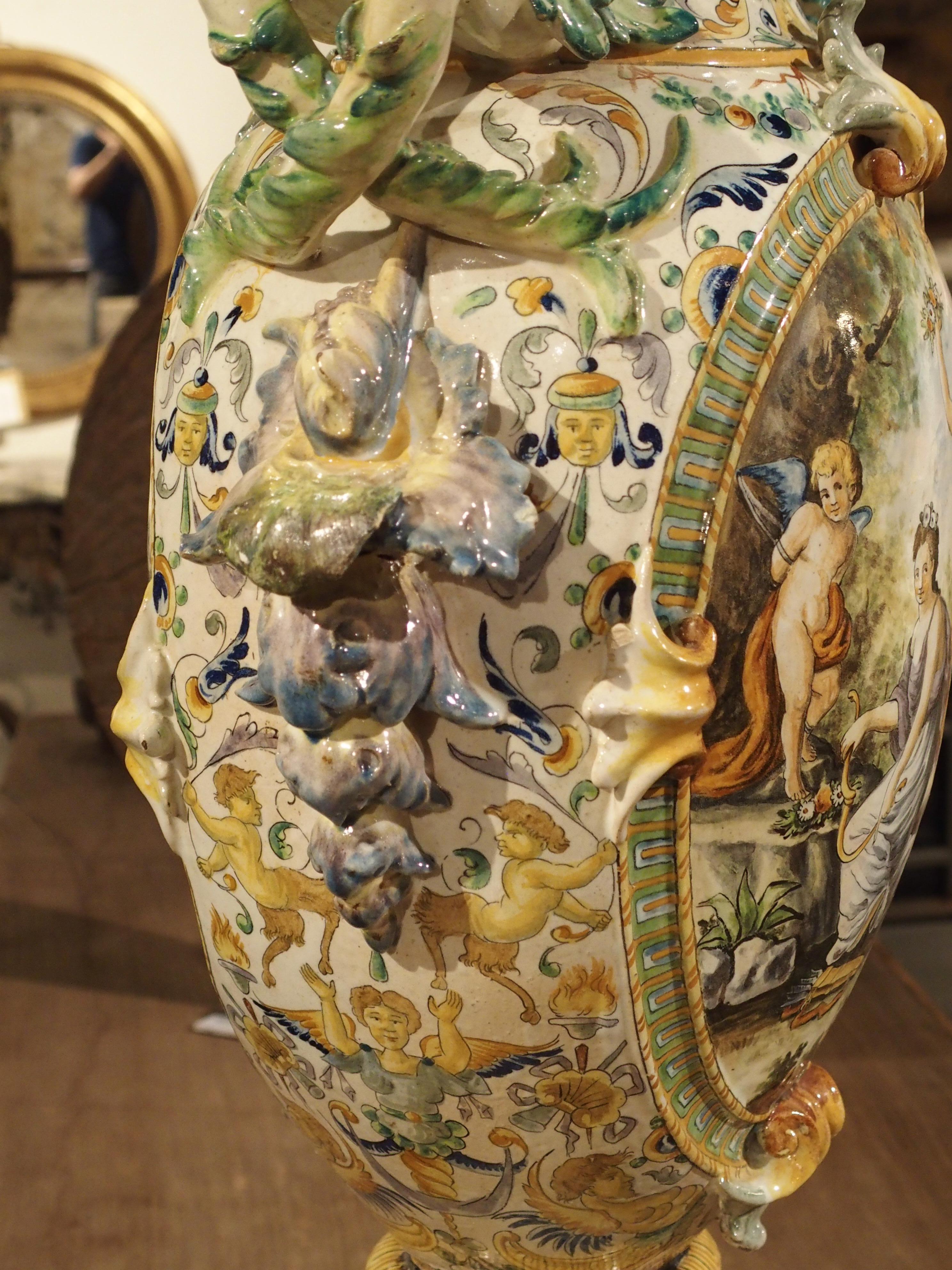 Große bemalte italienische Majolika-Vase, um 1860 im Angebot 1