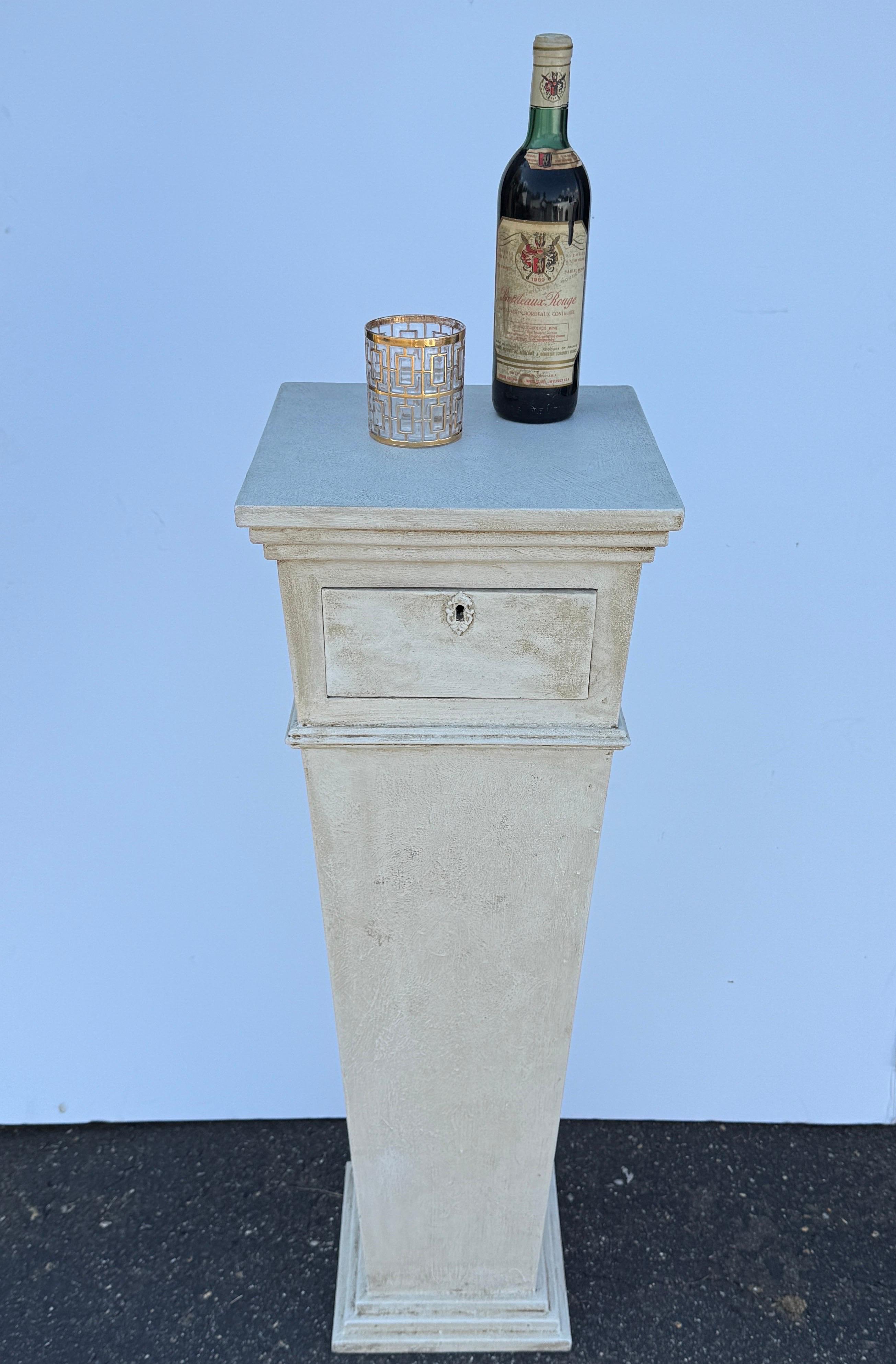 Piedistallo alto in legno dipinto per statue in stile gustaviano in vendita 5
