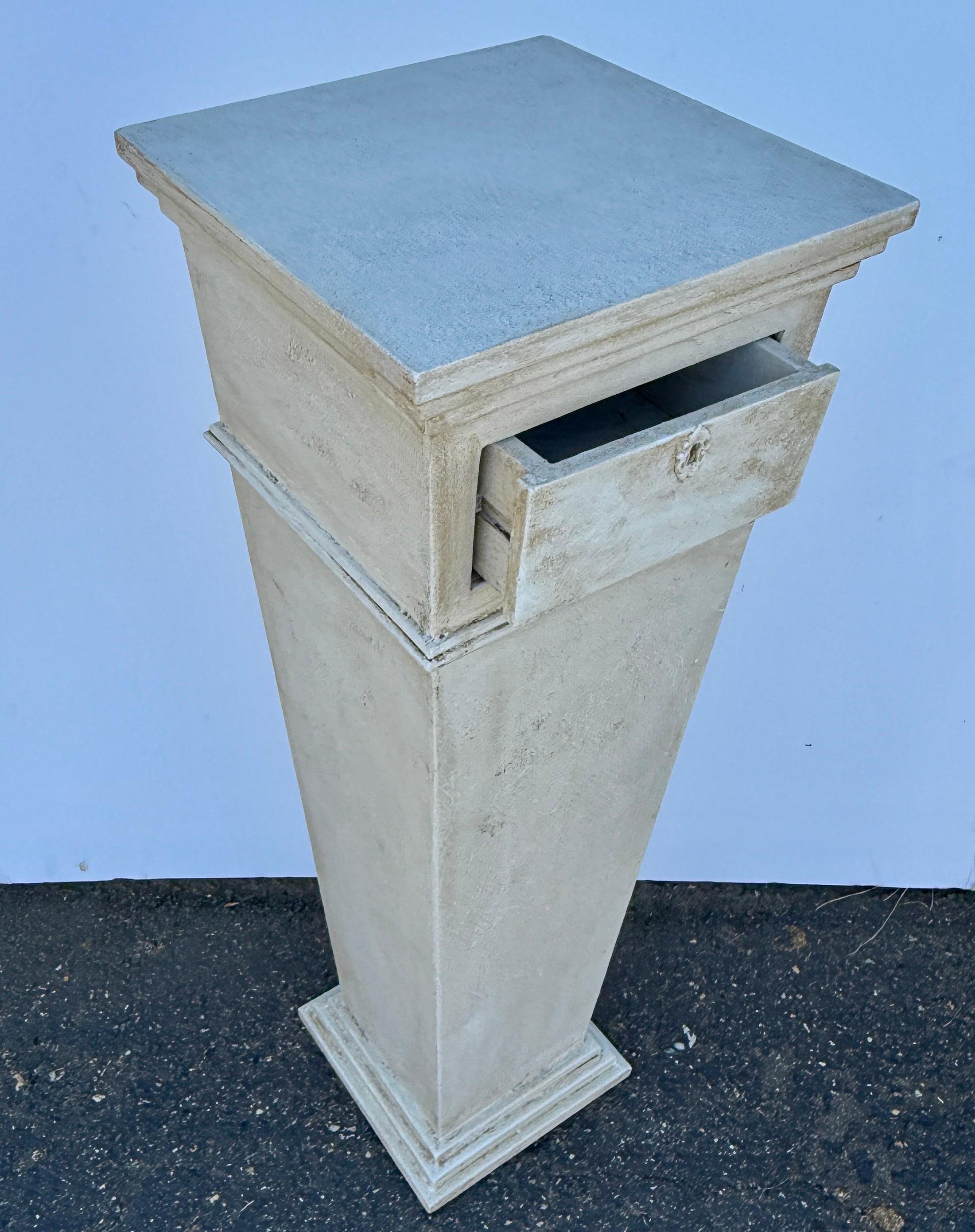 Piedistallo alto in legno dipinto per statue in stile gustaviano in vendita 7