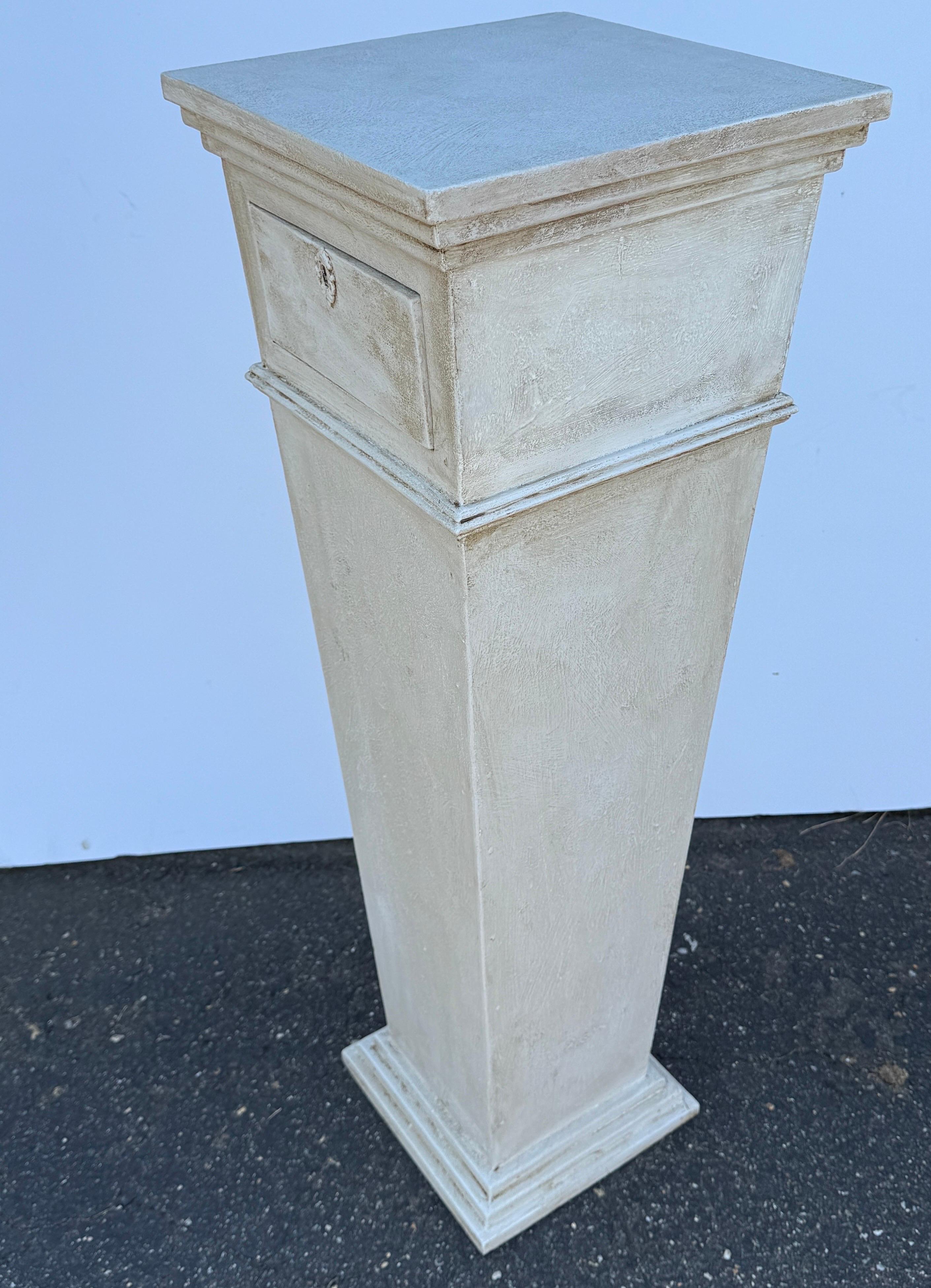 Piedistallo alto in legno dipinto per statue in stile gustaviano in vendita 9
