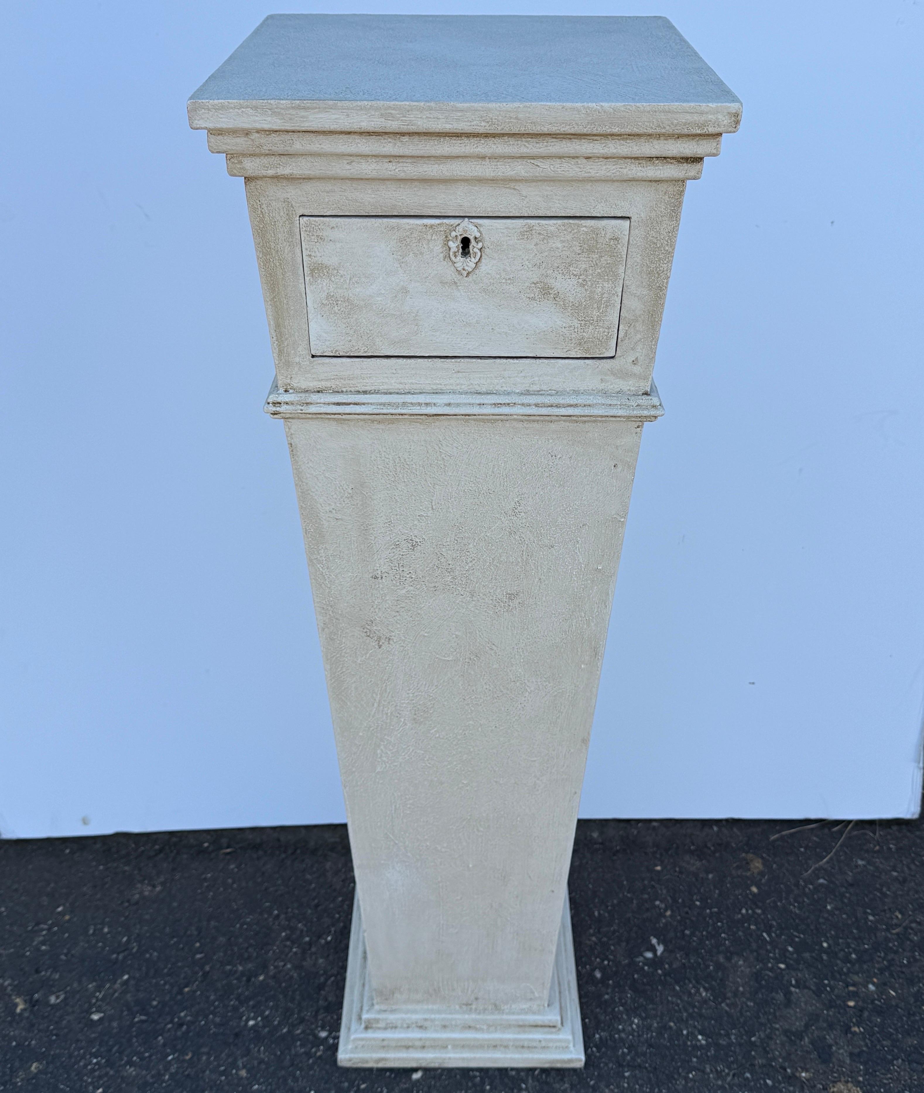 Piedistallo alto in legno dipinto per statue in stile gustaviano in vendita 13