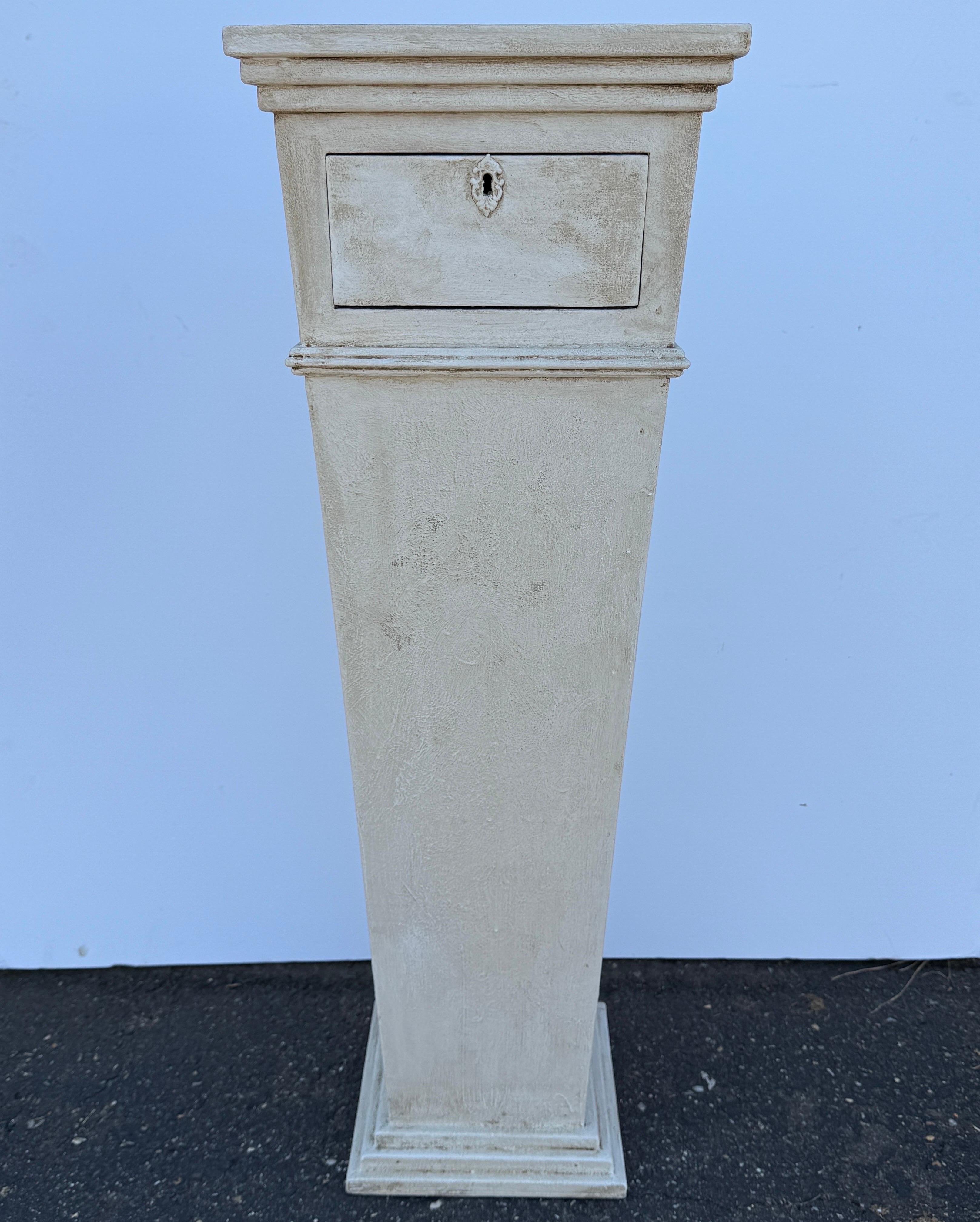 Piedistallo alto in legno dipinto per statue in stile gustaviano in vendita 15