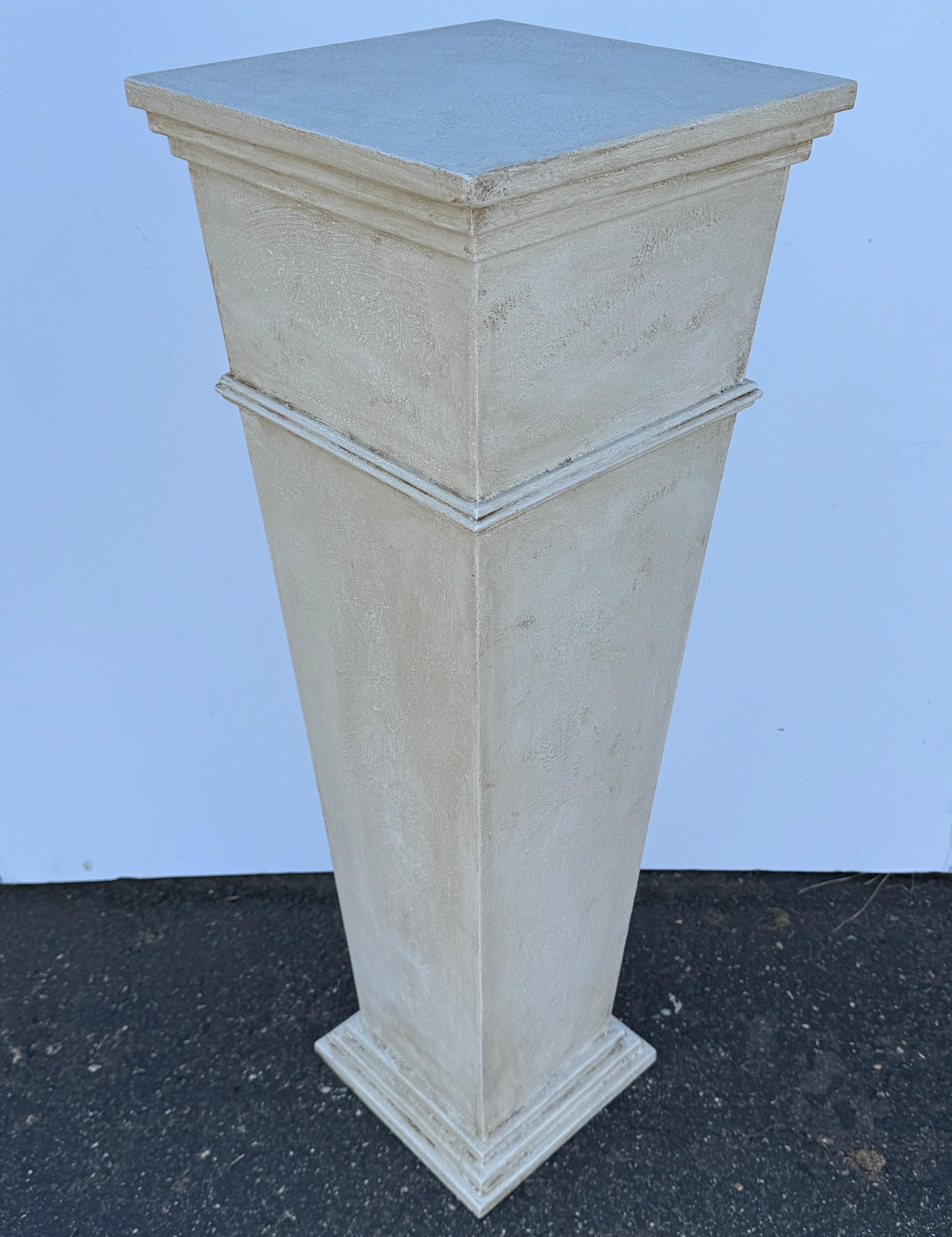 Fatto a mano Piedistallo alto in legno dipinto per statue in stile gustaviano in vendita