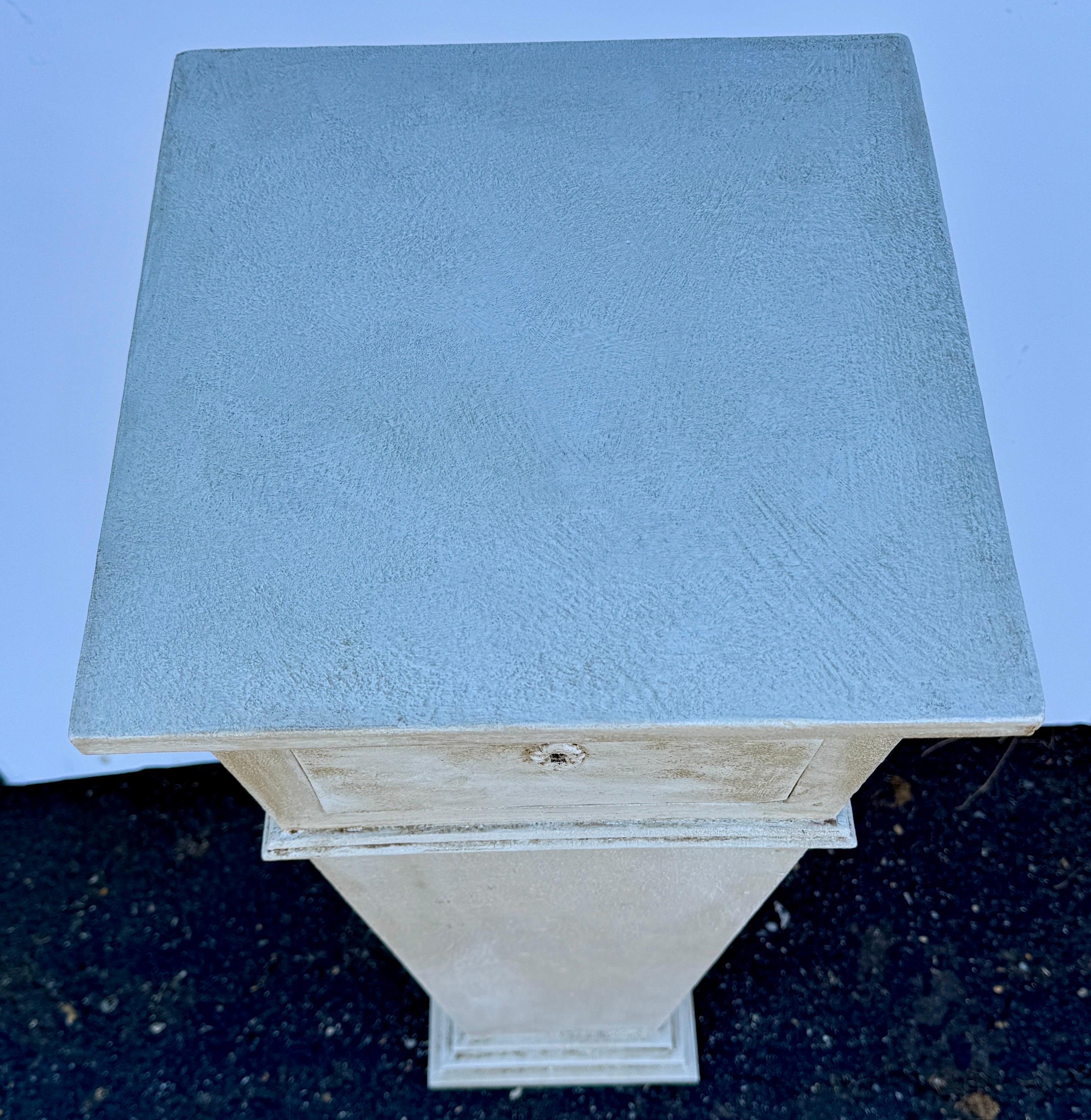 Legno Piedistallo alto in legno dipinto per statue in stile gustaviano in vendita