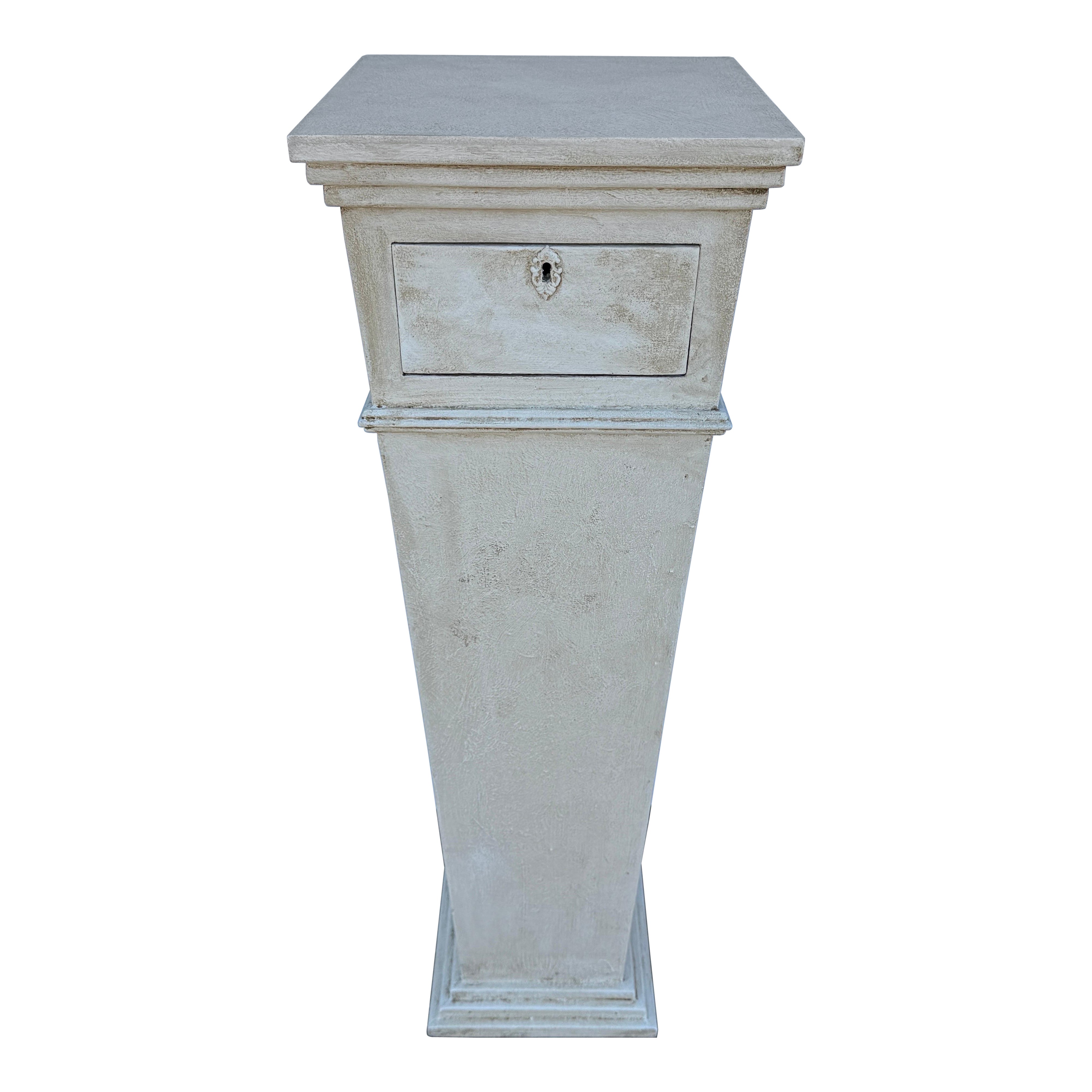 Piedistallo alto in legno dipinto per statue in stile gustaviano in vendita
