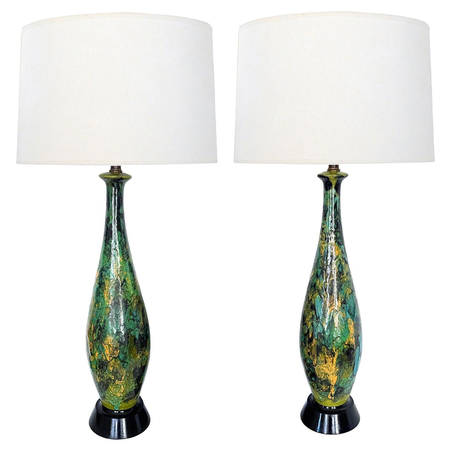 Grande paire de lampes en céramique Royal Haeger des années 1960, en forme de bouteille et à vernis goutteux en vente