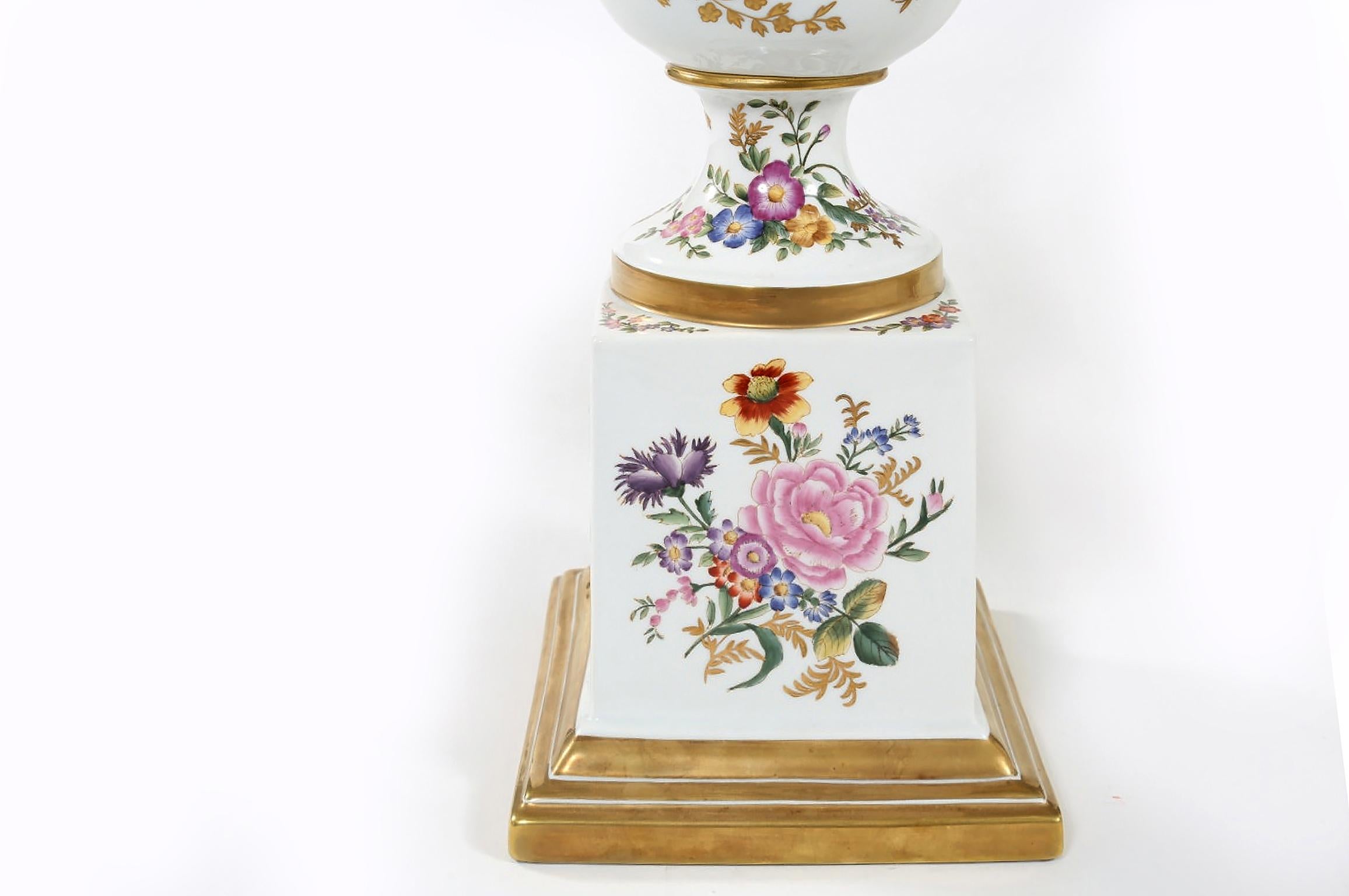 Peint à la main Paire de grands vases/pièces décoratives en porcelaine anglaise