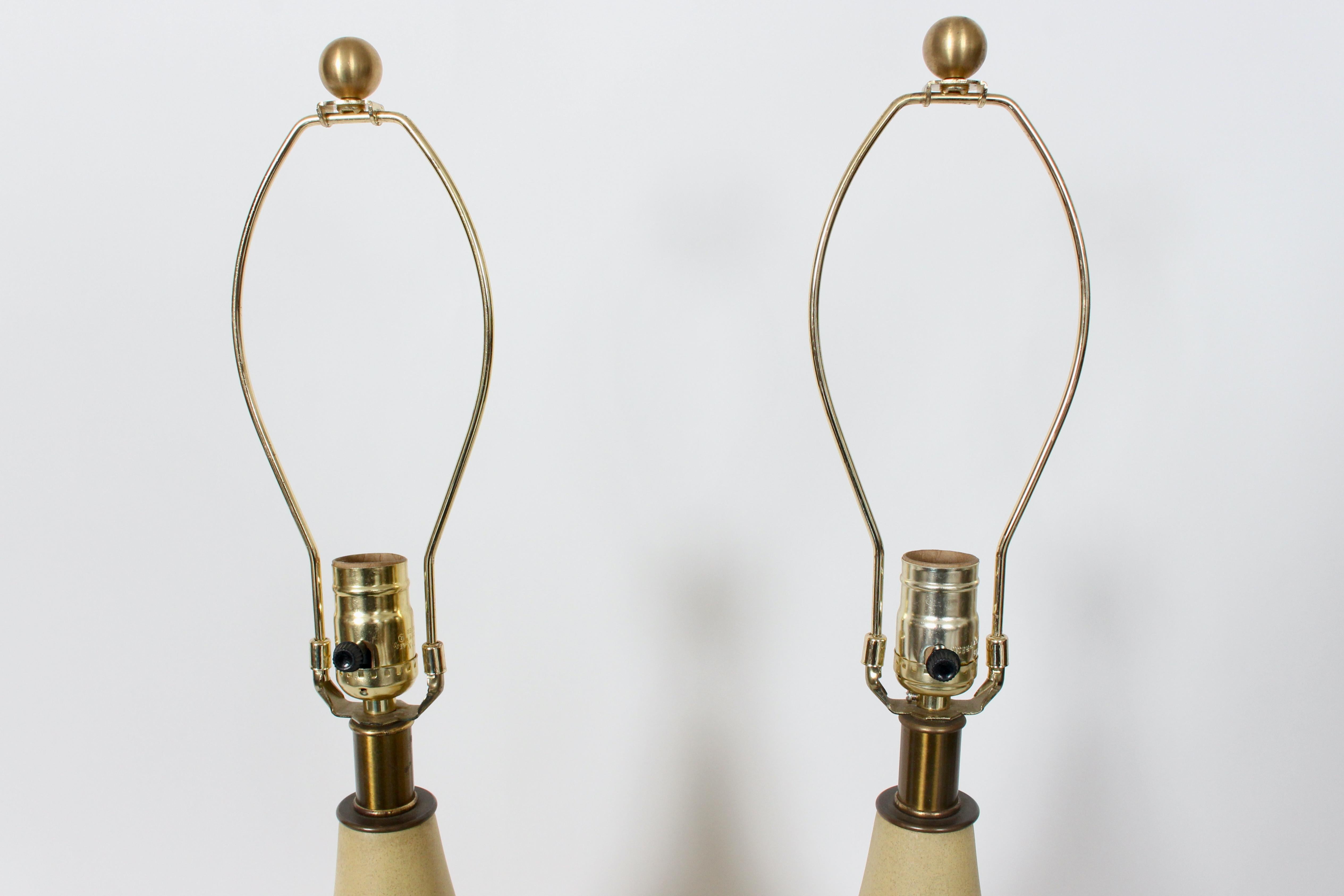 Paire de lampes en poterie moutarde pâle texturée Lee Rosen pour Design Technics en vente 9