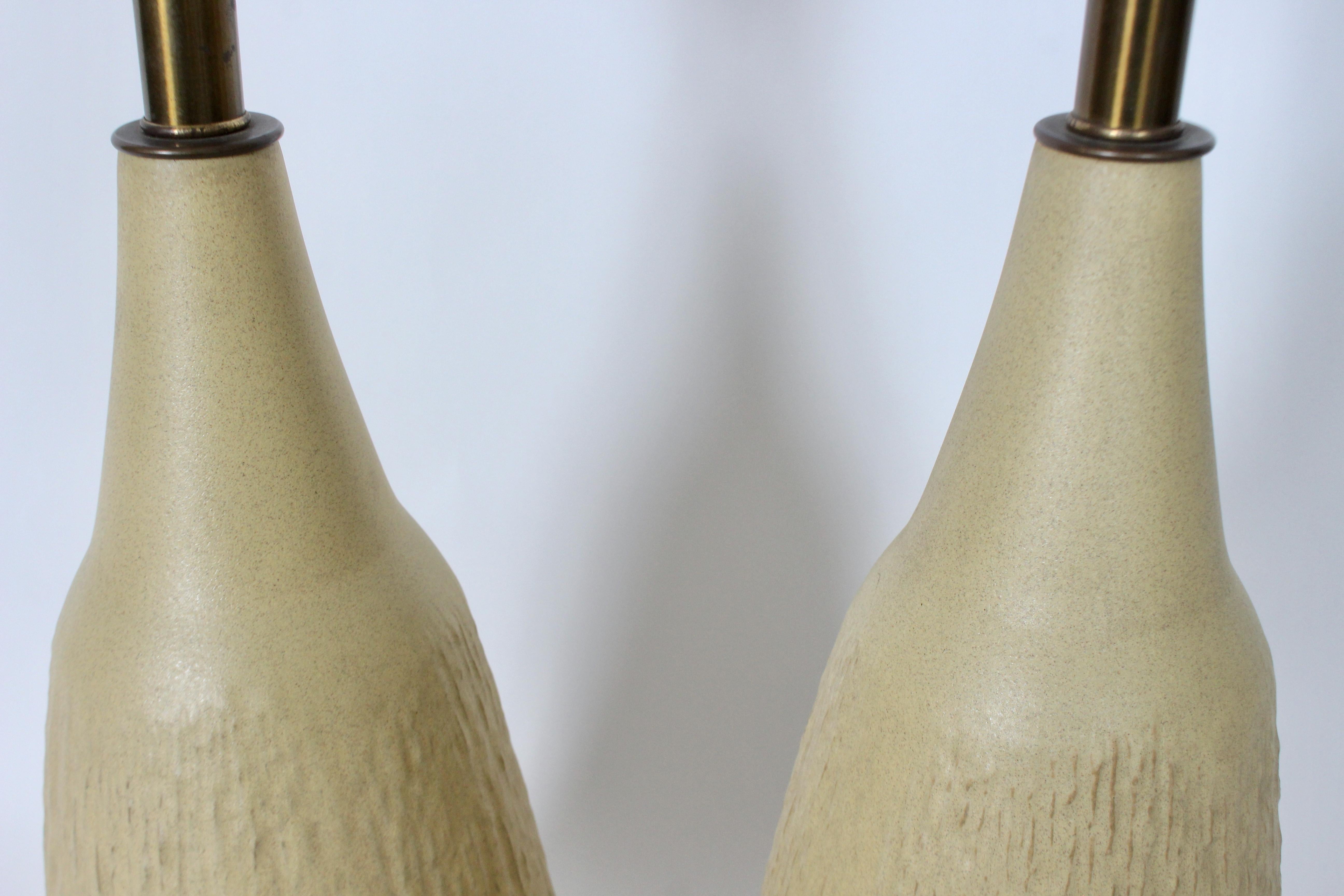 Paire de lampes en poterie moutarde pâle texturée Lee Rosen pour Design Technics en vente 2
