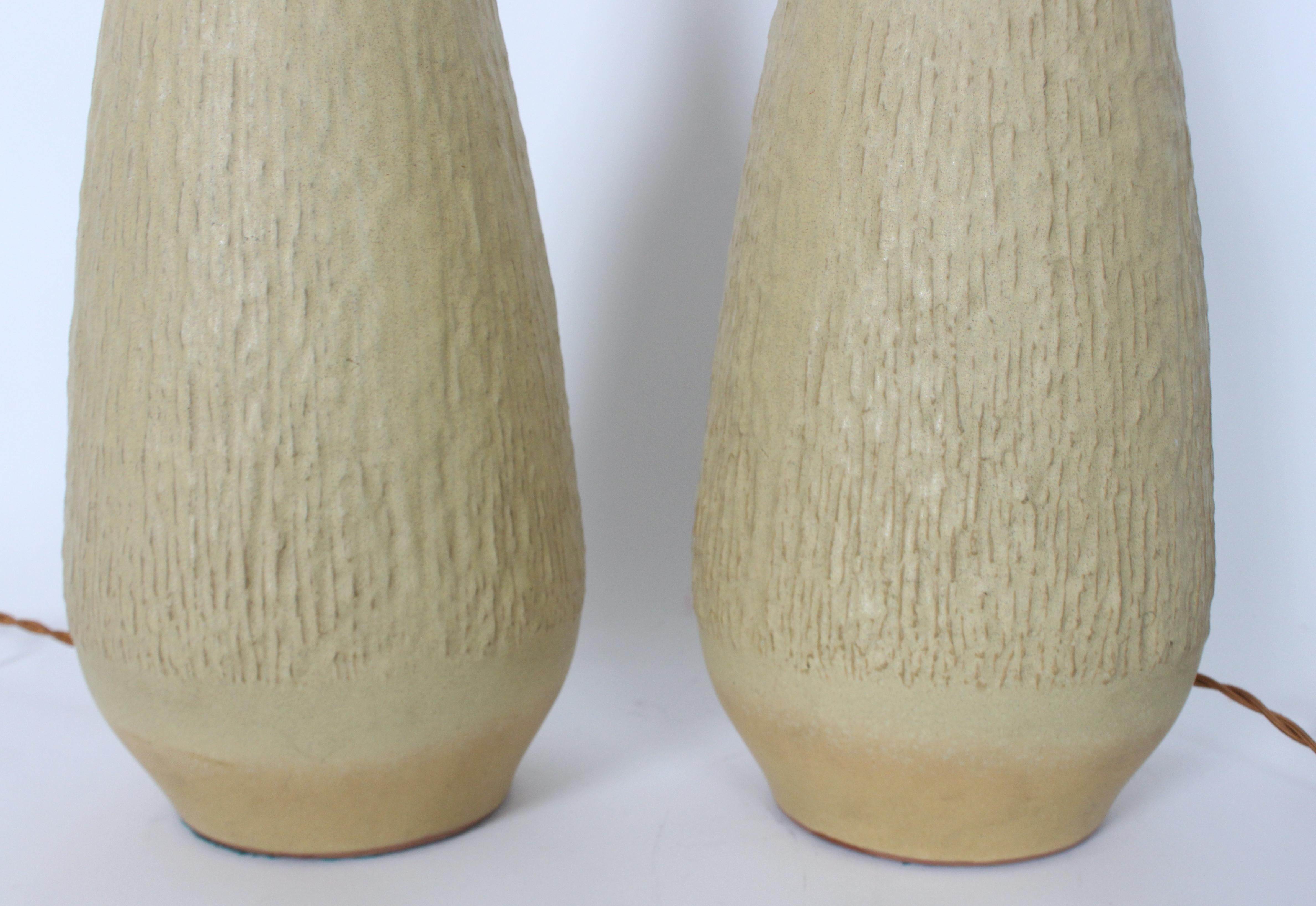 Paire de lampes en poterie moutarde pâle texturée Lee Rosen pour Design Technics en vente 7