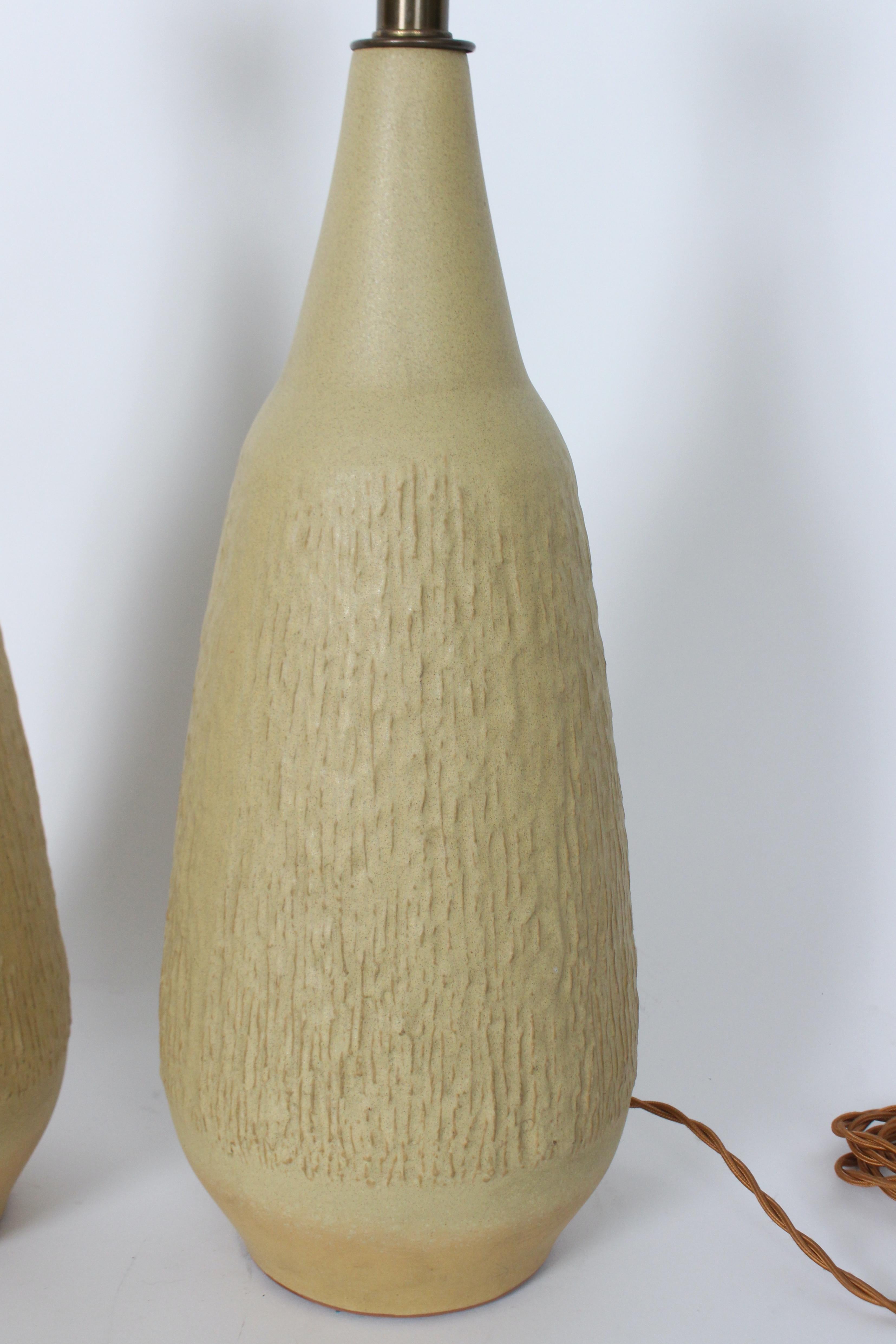 Paire de lampes en poterie moutarde pâle texturée Lee Rosen pour Design Technics en vente 4
