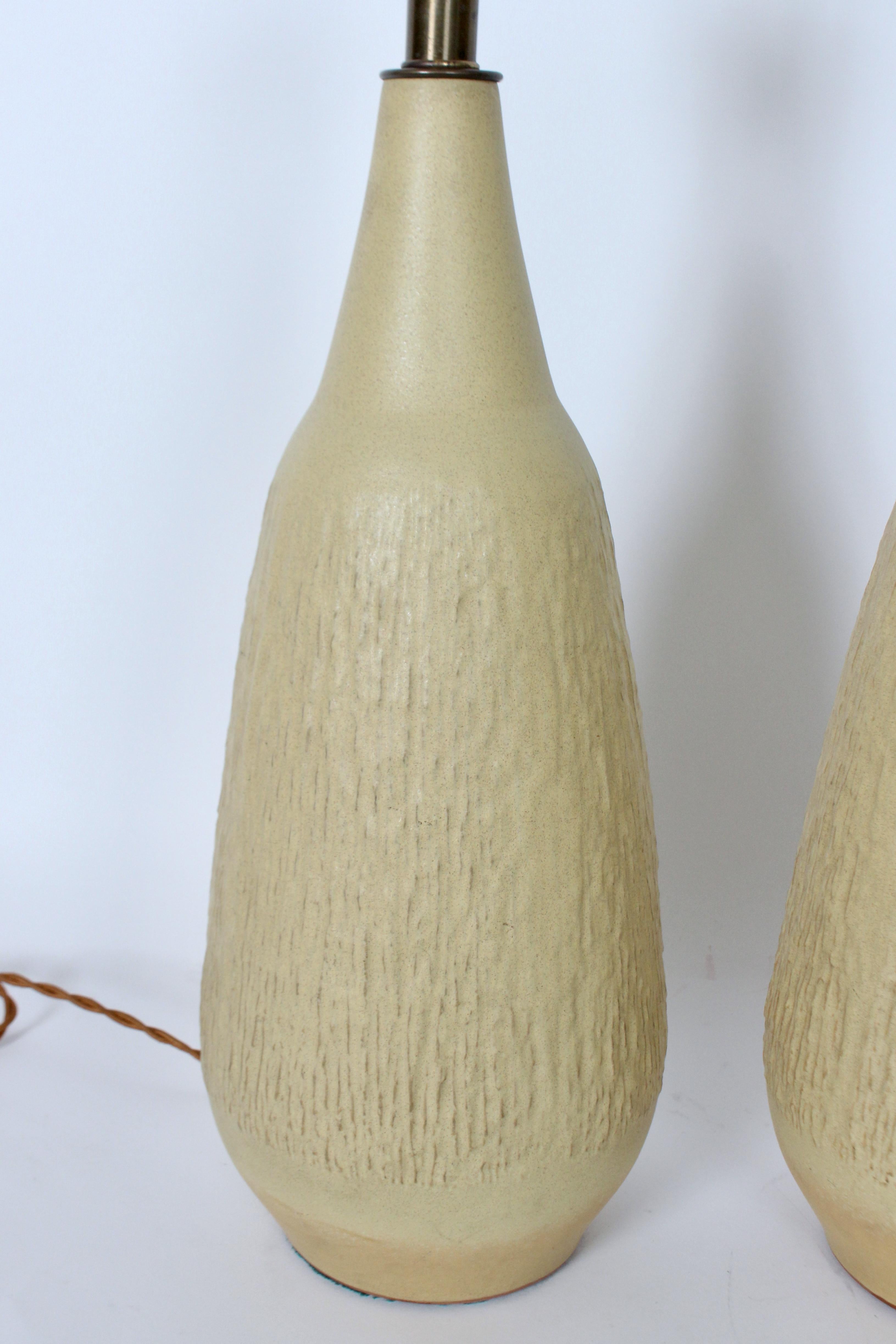 Paire de lampes en poterie moutarde pâle texturée Lee Rosen pour Design Technics en vente 3