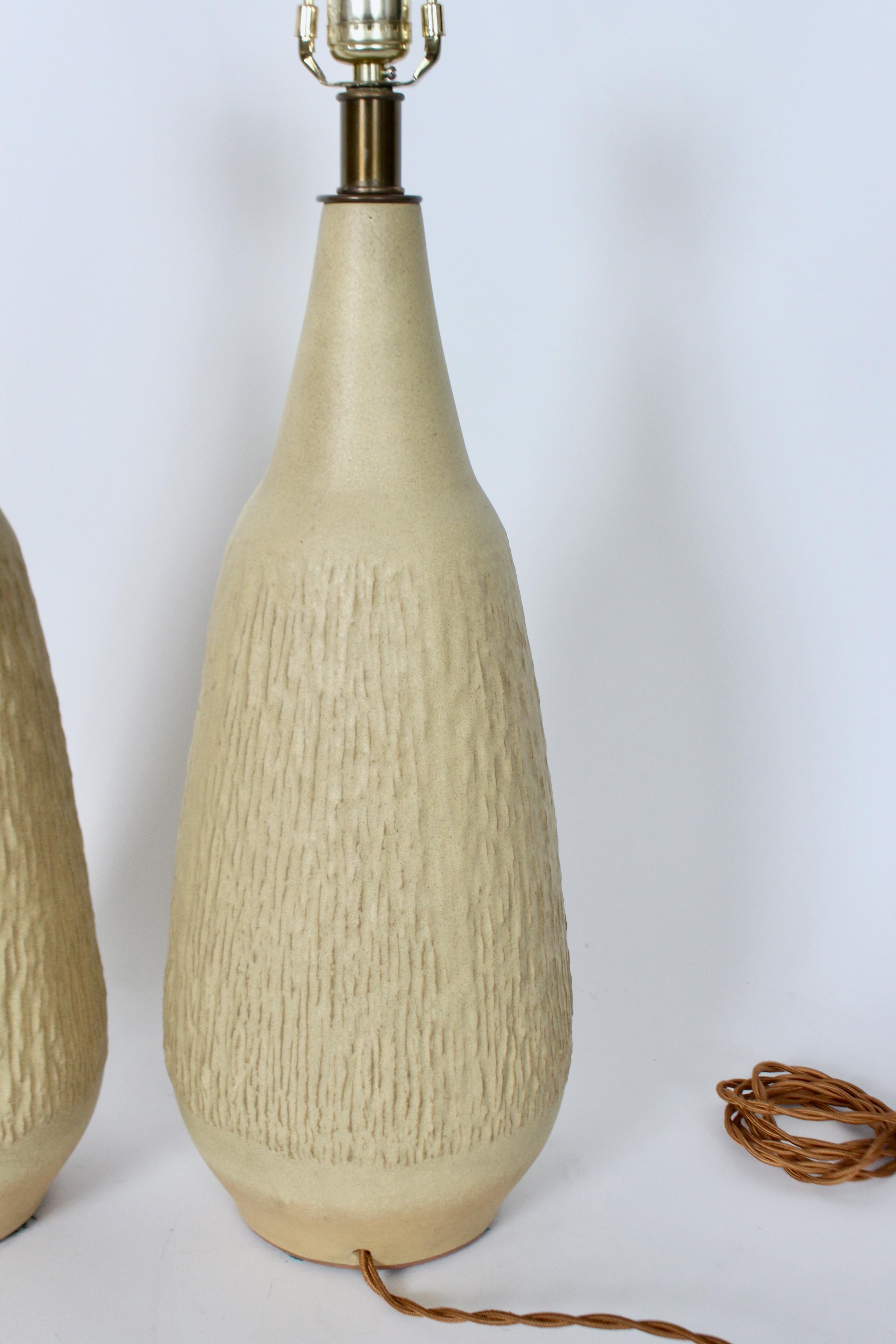 Paire de lampes en poterie moutarde pâle texturée Lee Rosen pour Design Technics en vente 6