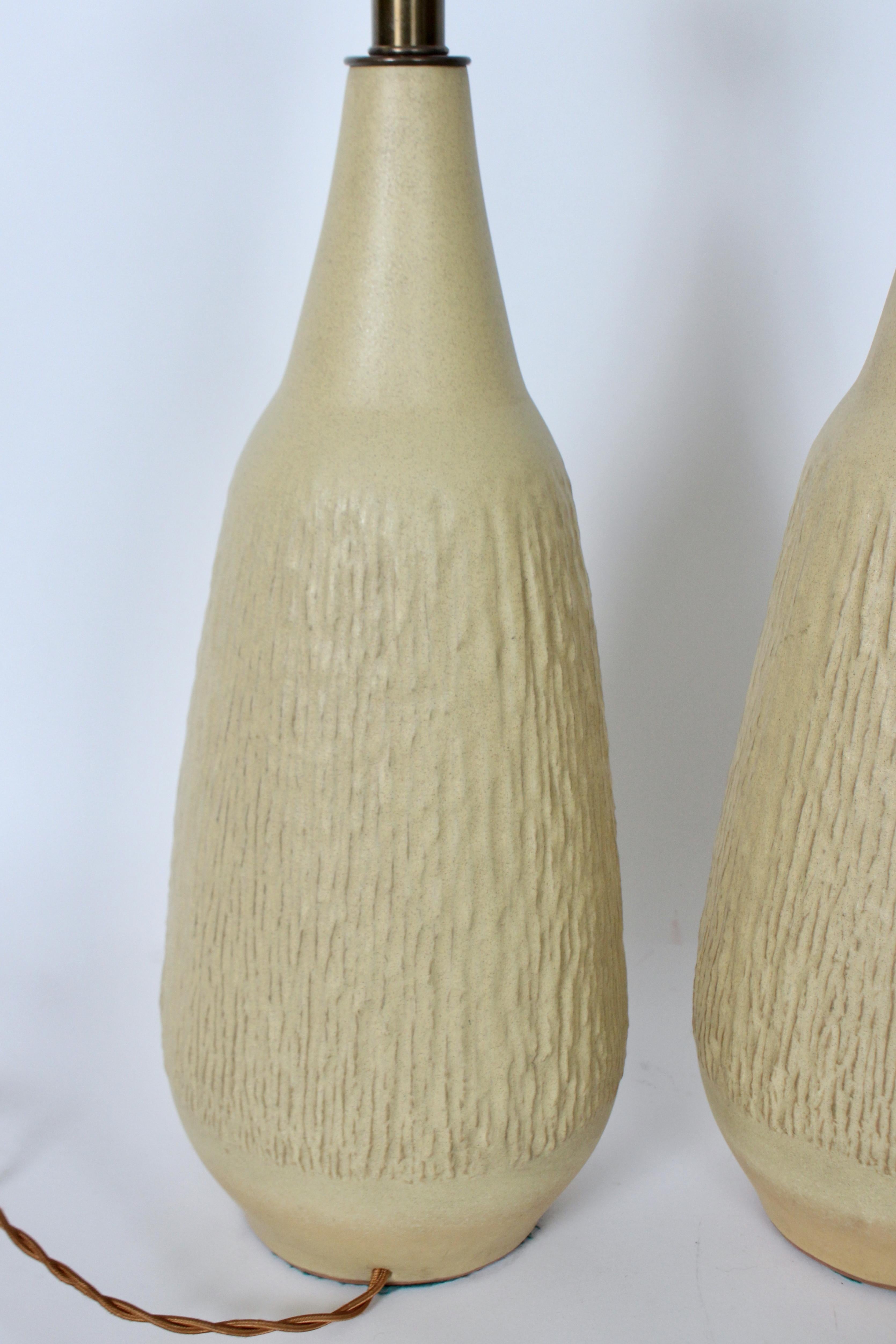Paire de lampes en poterie moutarde pâle texturée Lee Rosen pour Design Technics en vente 5