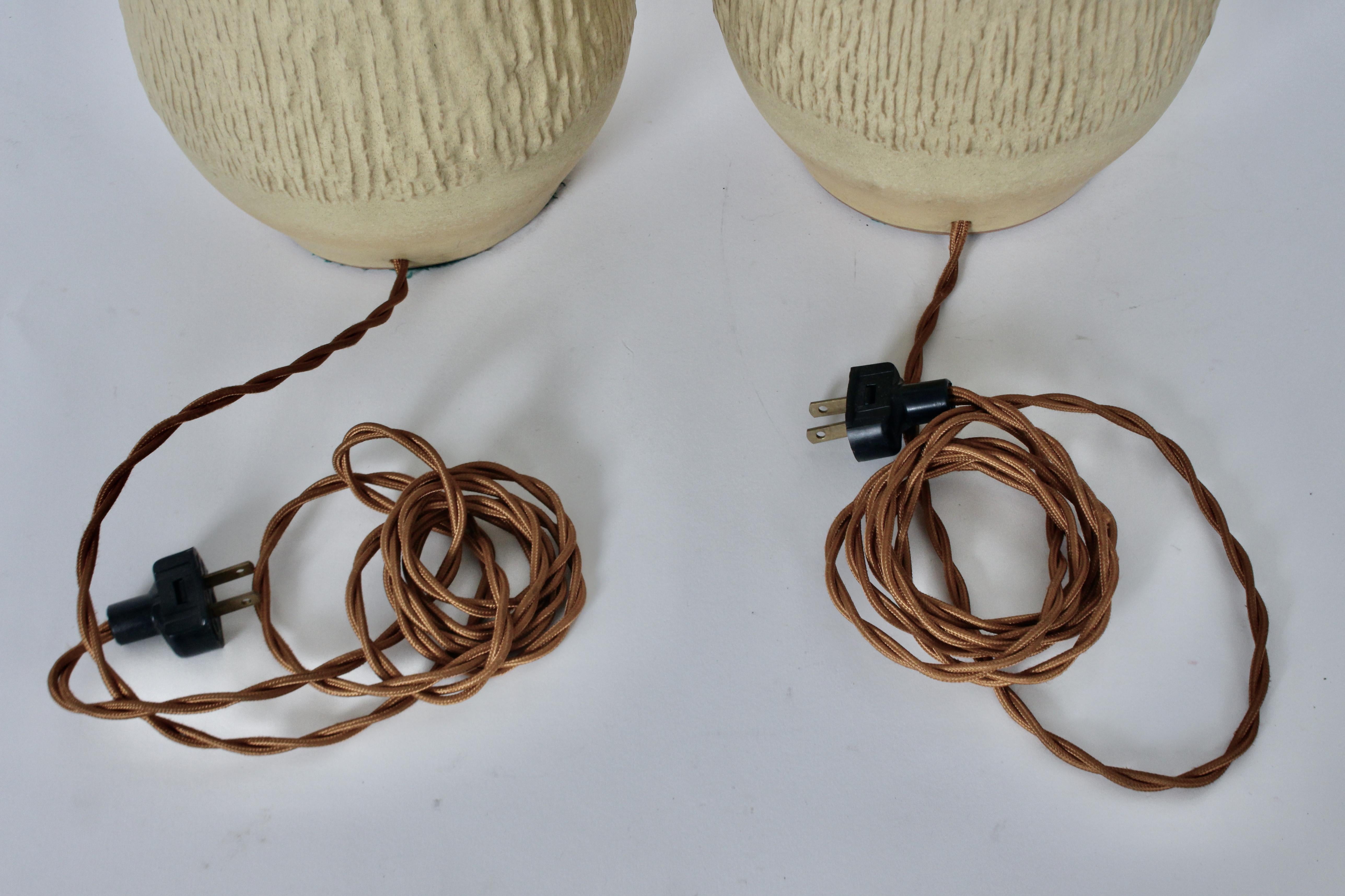 Paire de lampes en poterie moutarde pâle texturée Lee Rosen pour Design Technics en vente 10