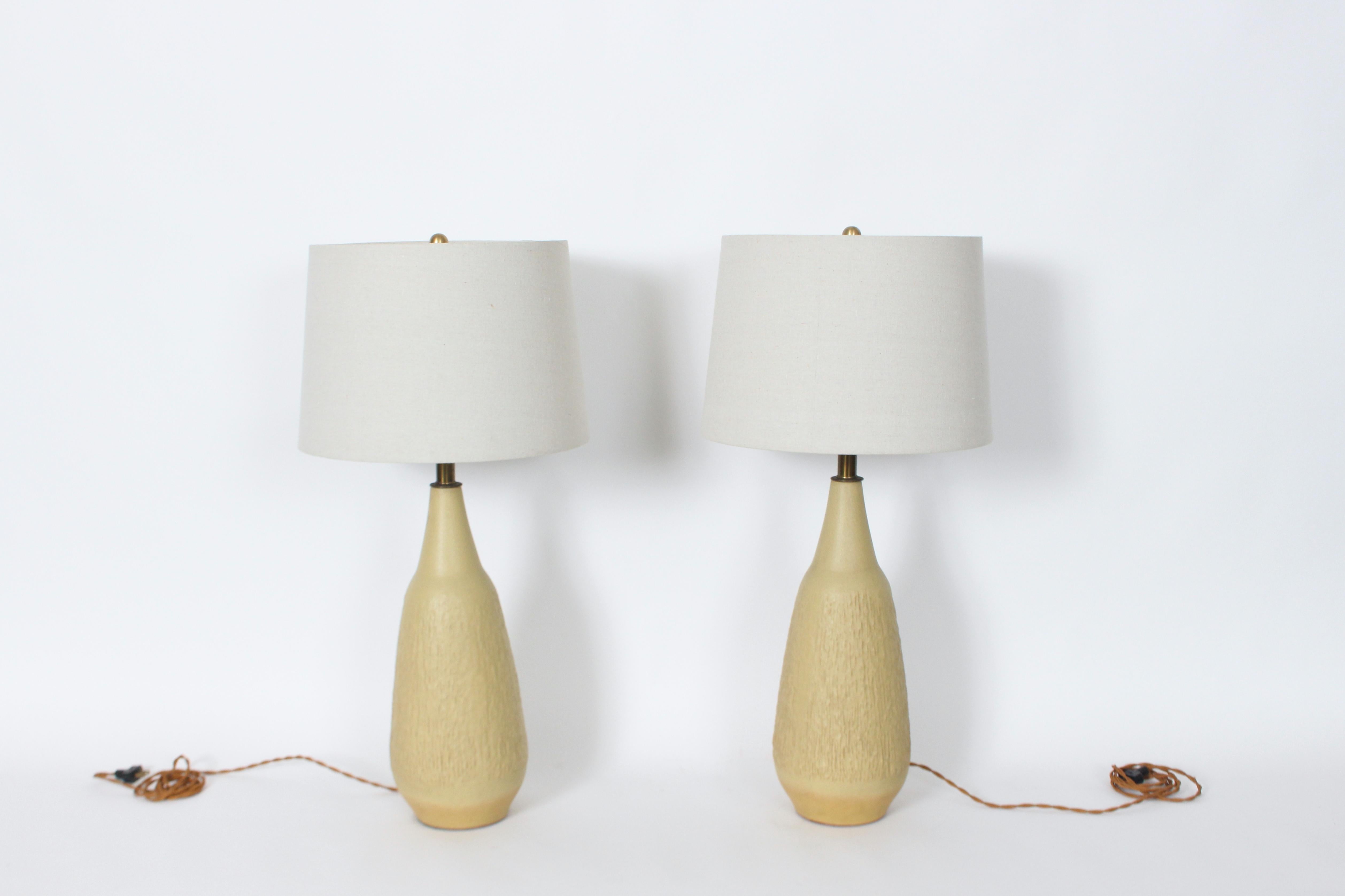 Substantielle paire de lampes de table Lee Rosen for Design Technics Creamy Mustard Yellow Matte Glazed Ceramic Art Pottery. Ces formes de bouteilles émaillées à texture lisse, jetées au tour à la main, sont de couleur jaune crème avec des accents
