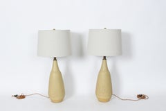 Paire de lampes en poterie moutarde pâle texturée Lee Rosen pour Design Technics