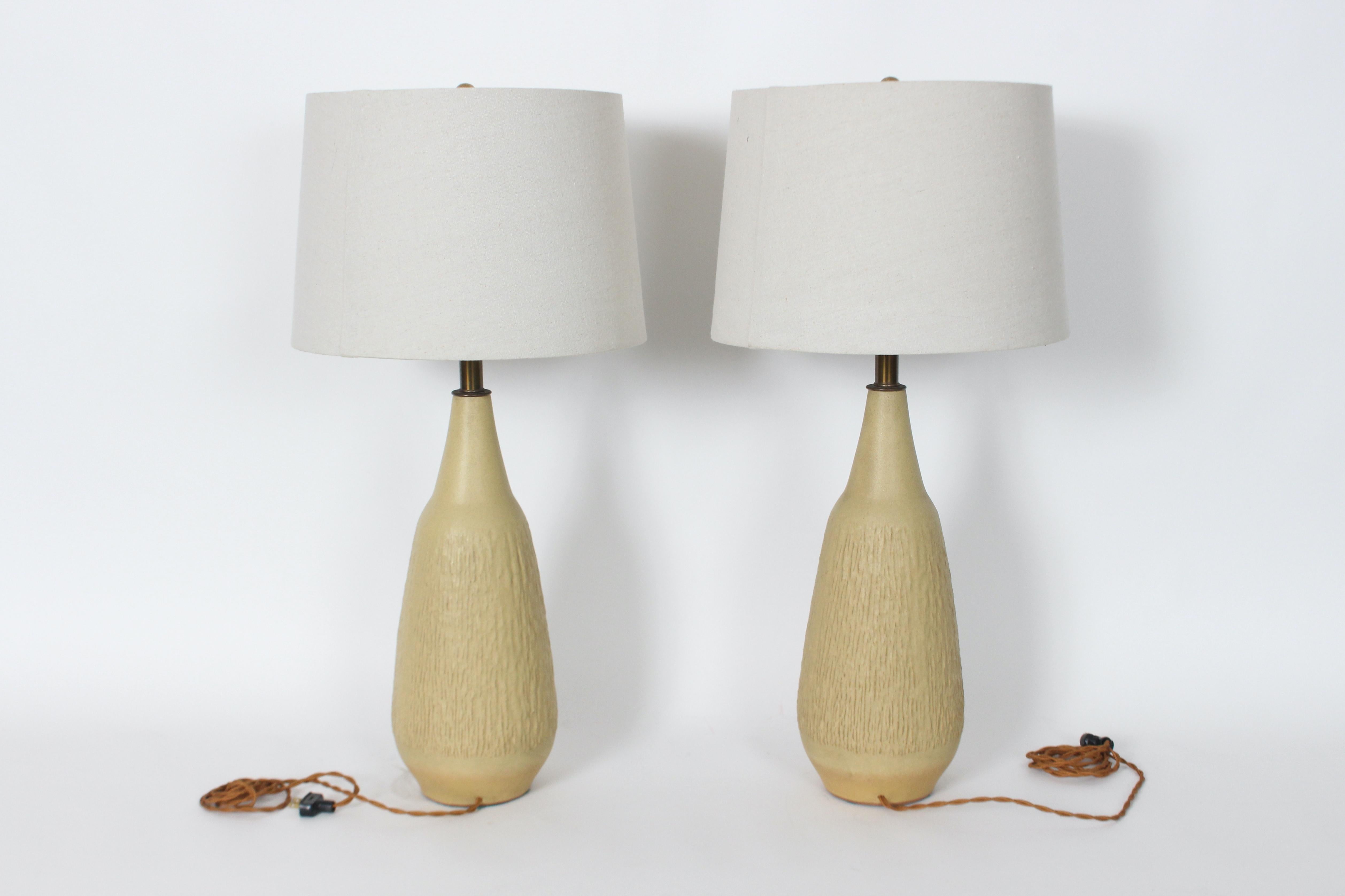 Mid-Century Modern Paire de lampes en poterie moutarde pâle texturée Lee Rosen pour Design Technics en vente