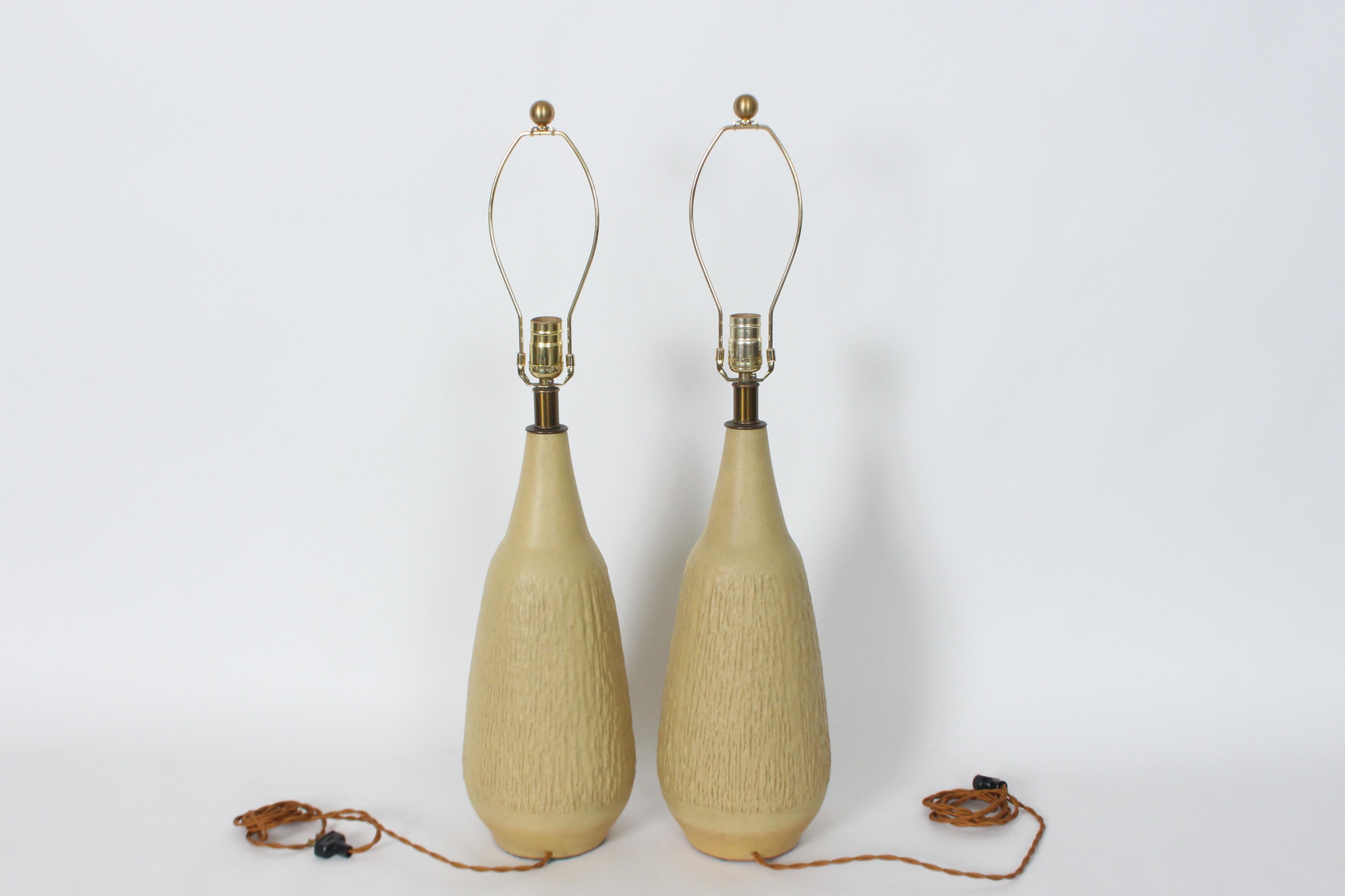 Américain Paire de lampes en poterie moutarde pâle texturée Lee Rosen pour Design Technics en vente