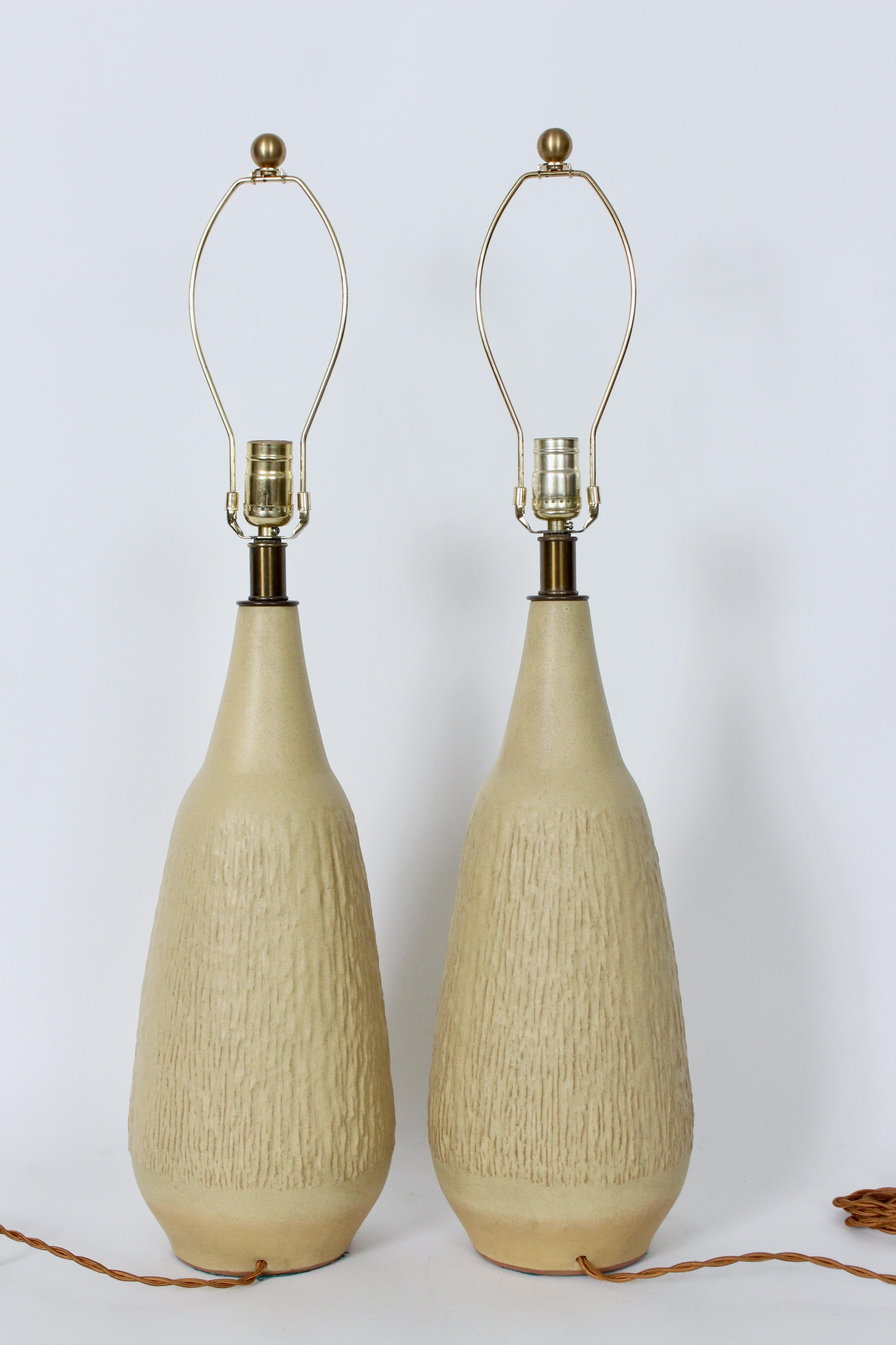 Paire de lampes en poterie moutarde pâle texturée Lee Rosen pour Design Technics Bon état - En vente à Bainbridge, NY