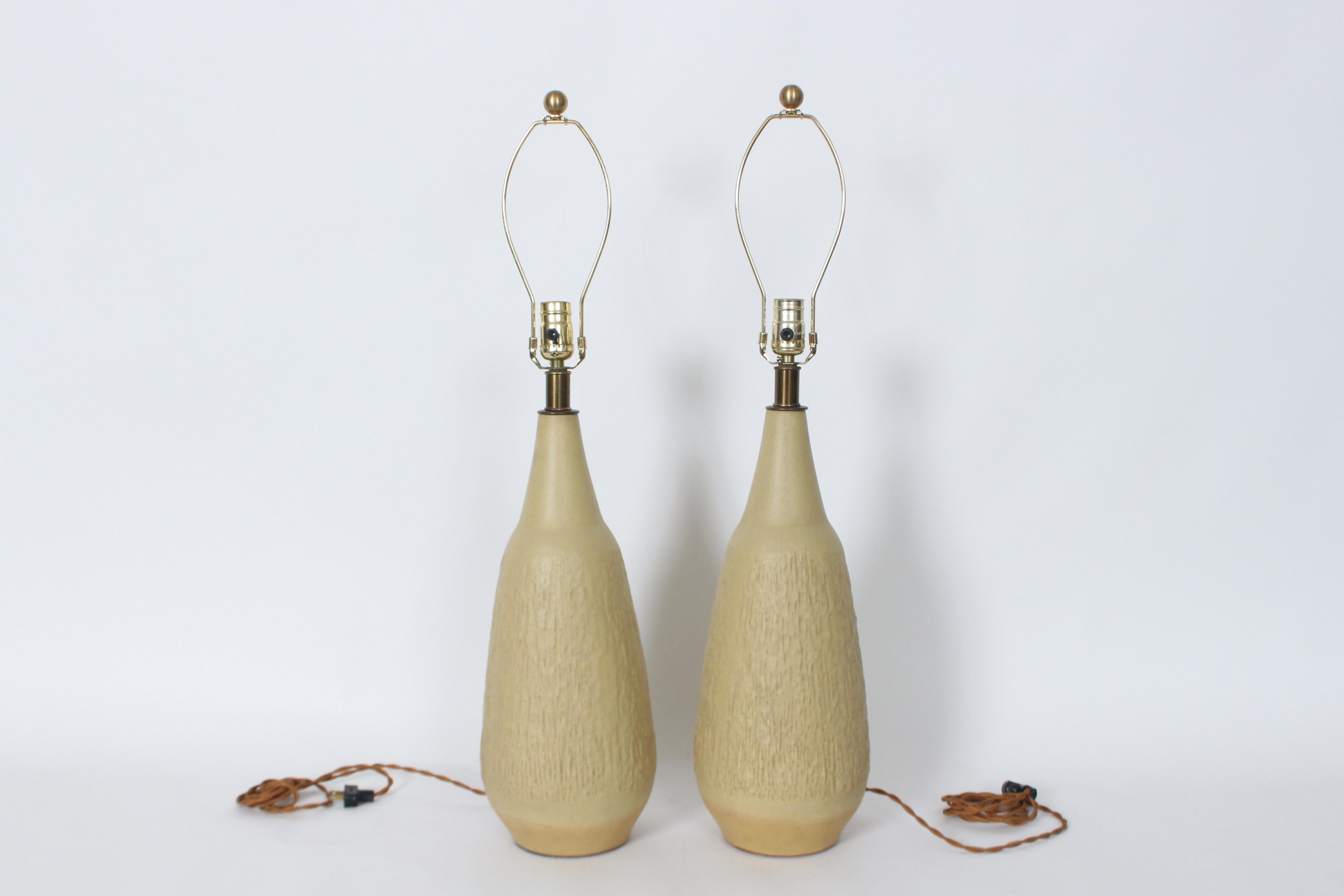 Milieu du XXe siècle Paire de lampes en poterie moutarde pâle texturée Lee Rosen pour Design Technics en vente