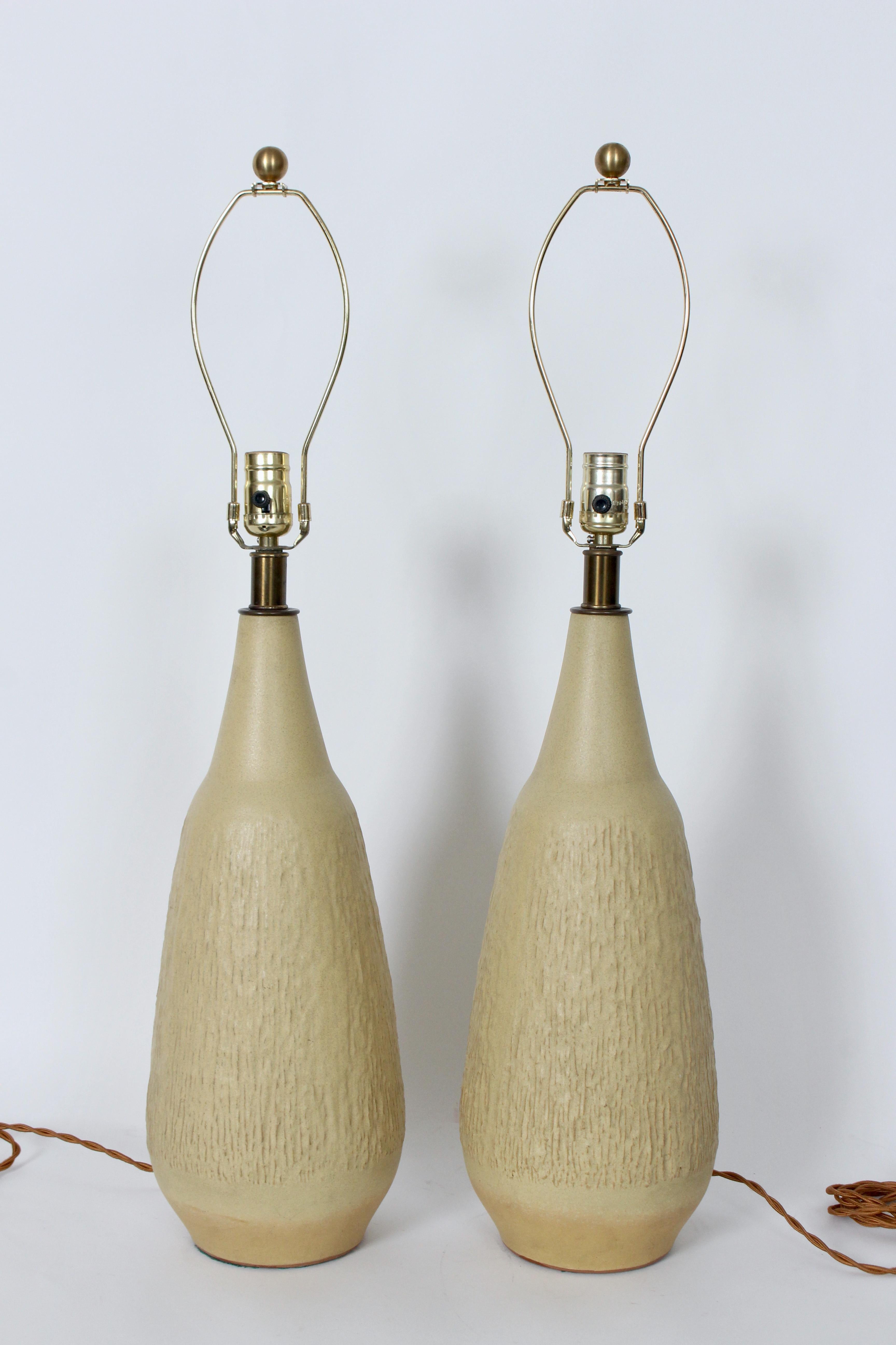 Laiton Paire de lampes en poterie moutarde pâle texturée Lee Rosen pour Design Technics en vente