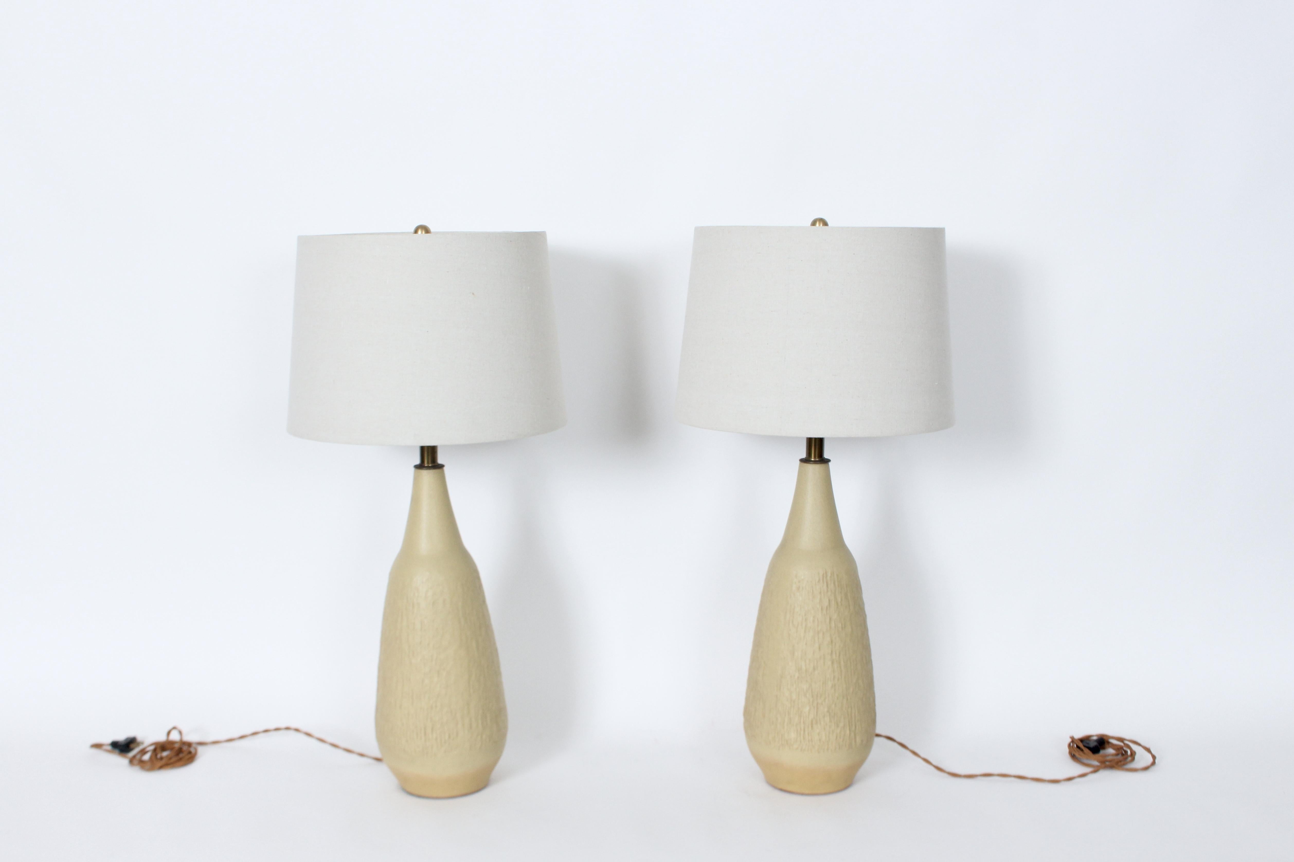 Paire de lampes en poterie moutarde pâle texturée Lee Rosen pour Design Technics en vente 13