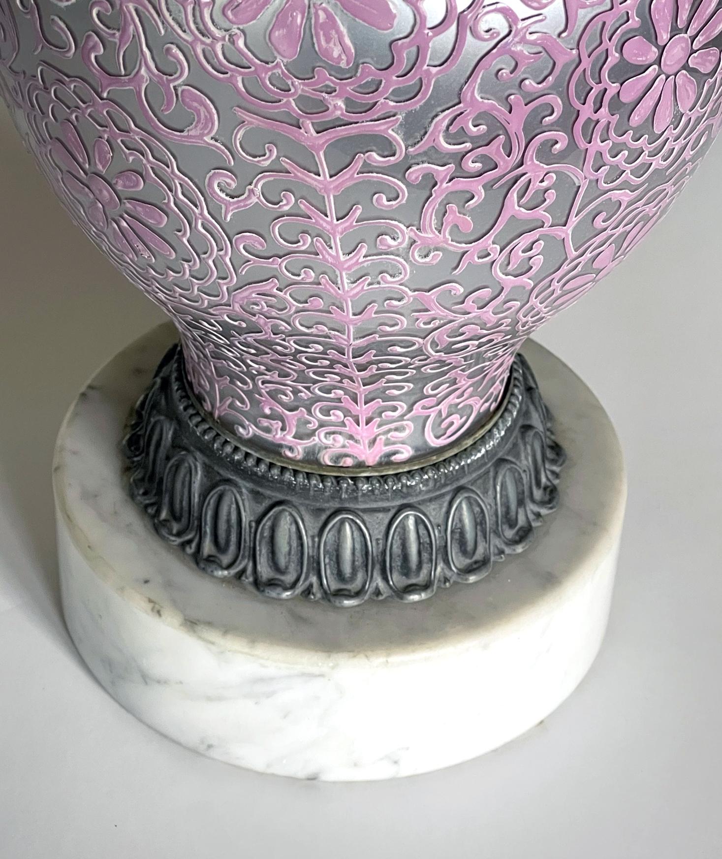 Pareja alta de lámparas de plata invertida de los años 60 con decoración floral de vides aplicada mediados del siglo XX en venta