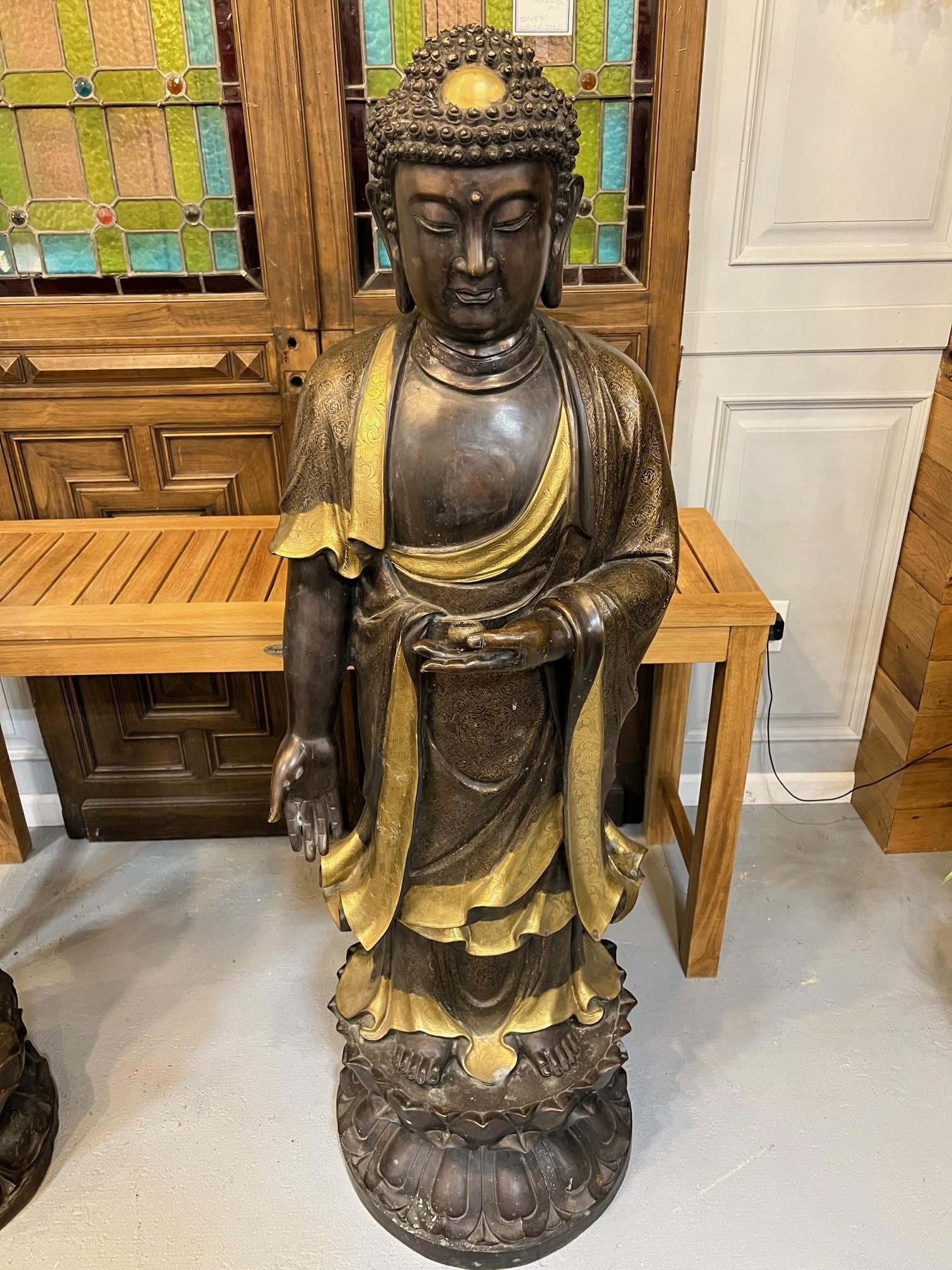 Grande paire de statues de Bouddha tibétain et Quan Yin en bronze du 20ème siècle en vente 4