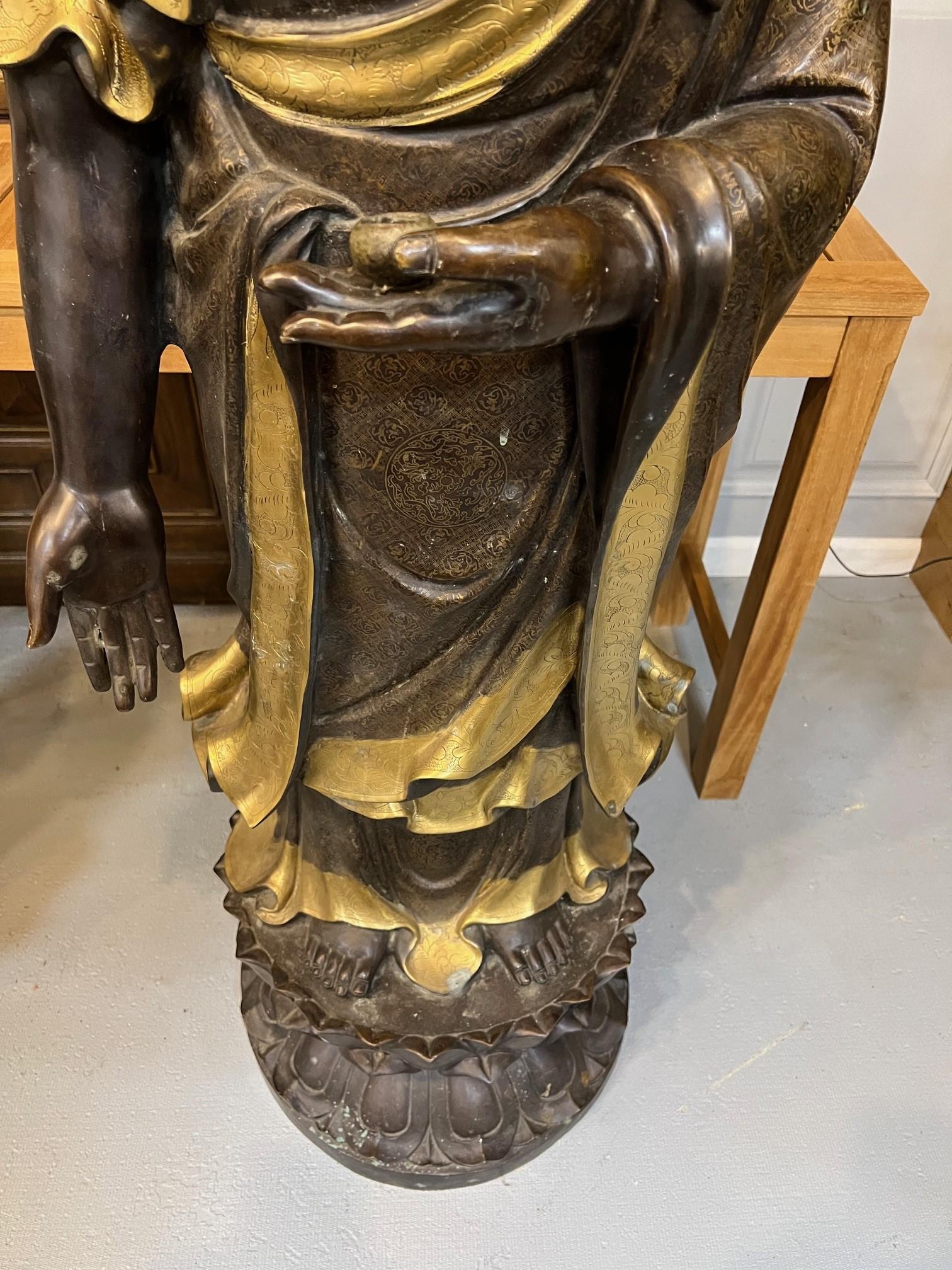 Grande paire de statues de Bouddha tibétain et Quan Yin en bronze du 20ème siècle en vente 6