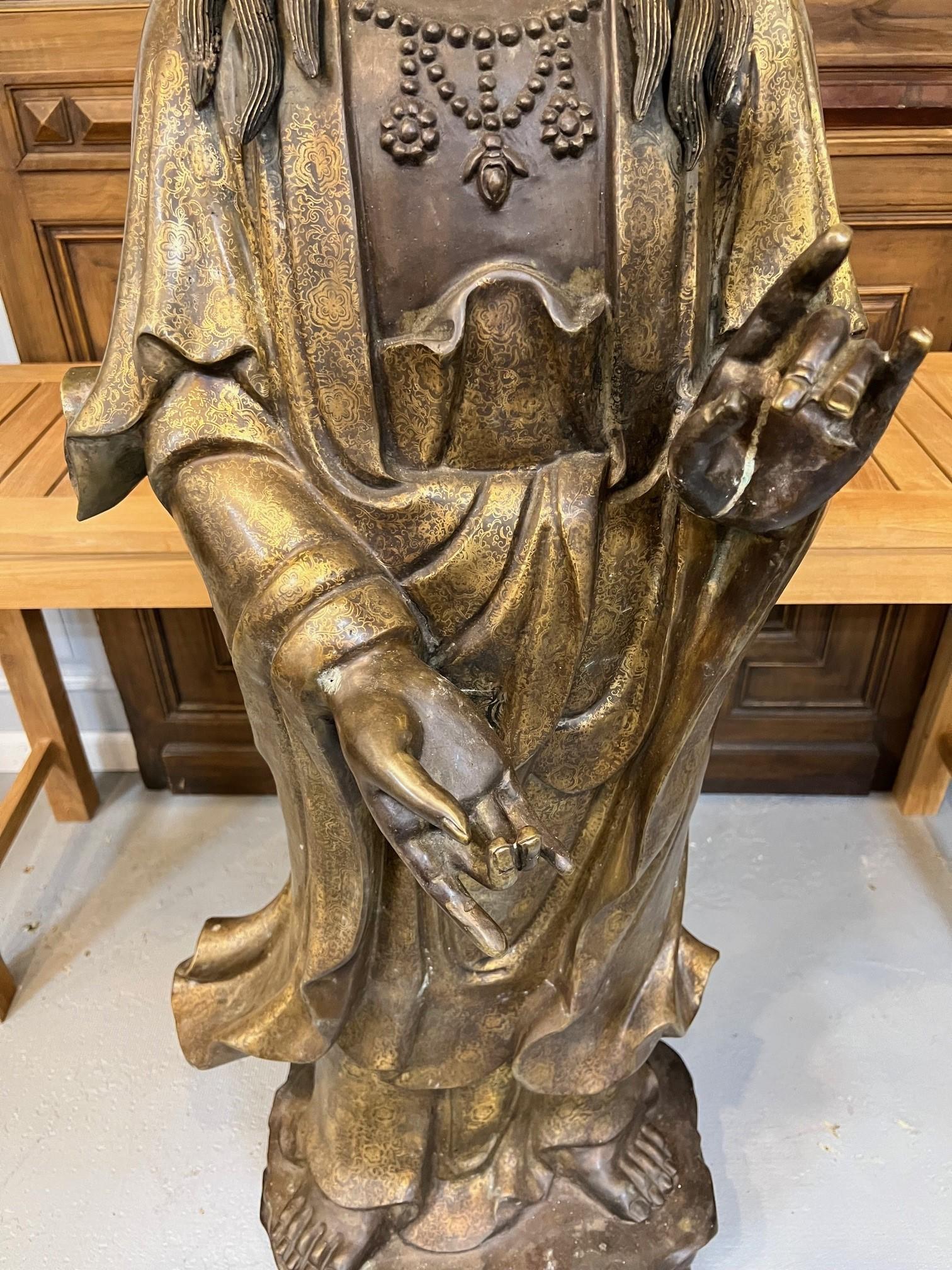 Grande paire de statues de Bouddha tibétain et Quan Yin en bronze du 20ème siècle en vente 8