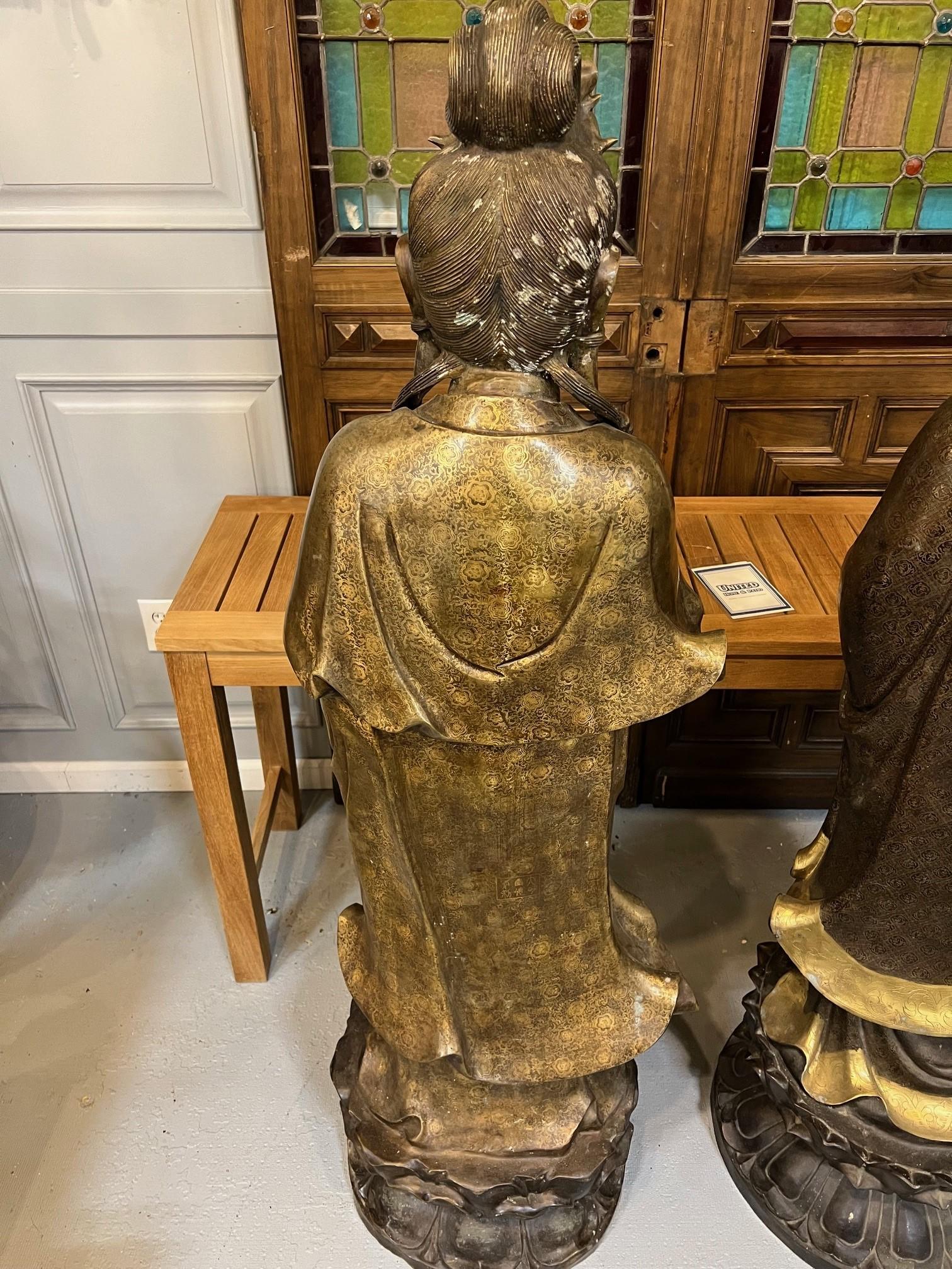Grande paire de statues de Bouddha tibétain et Quan Yin en bronze du 20ème siècle en vente 12