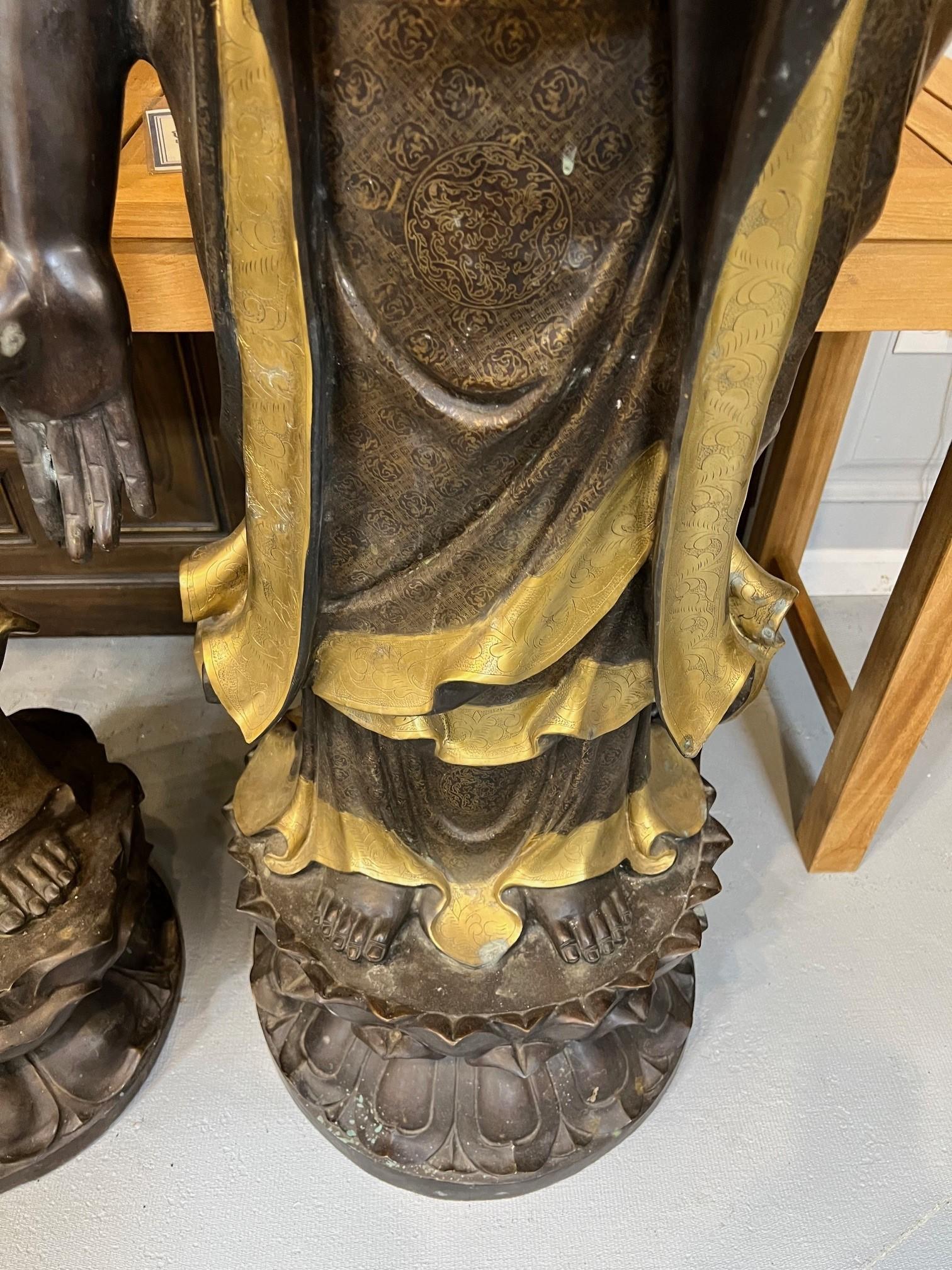 Asiatique Grande paire de statues de Bouddha tibétain et Quan Yin en bronze du 20ème siècle en vente