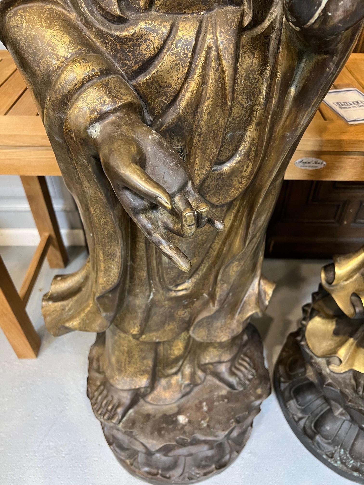 20ième siècle Grande paire de statues de Bouddha tibétain et Quan Yin en bronze du 20ème siècle en vente