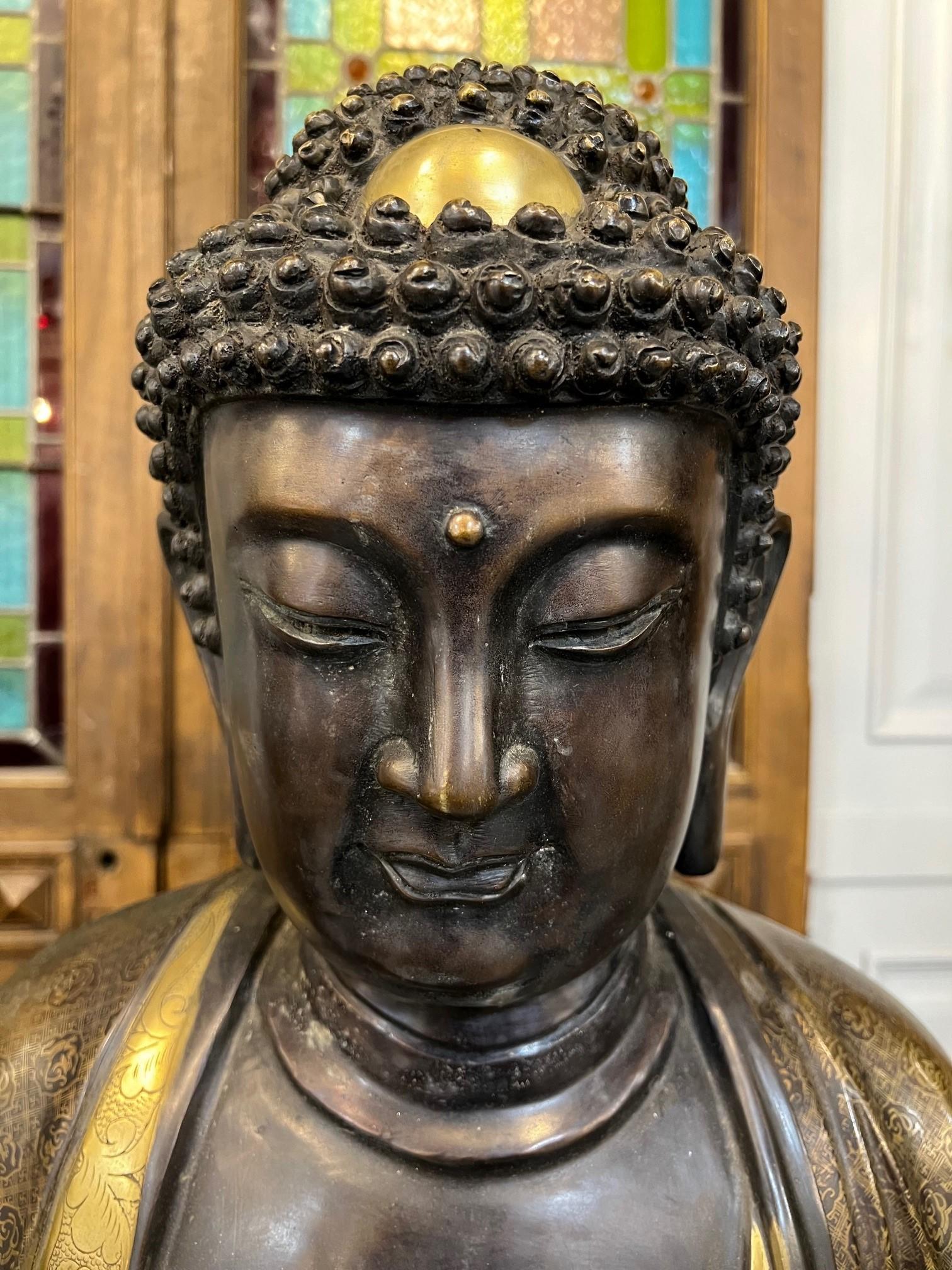 Grande paire de statues de Bouddha tibétain et Quan Yin en bronze du 20ème siècle en vente 1