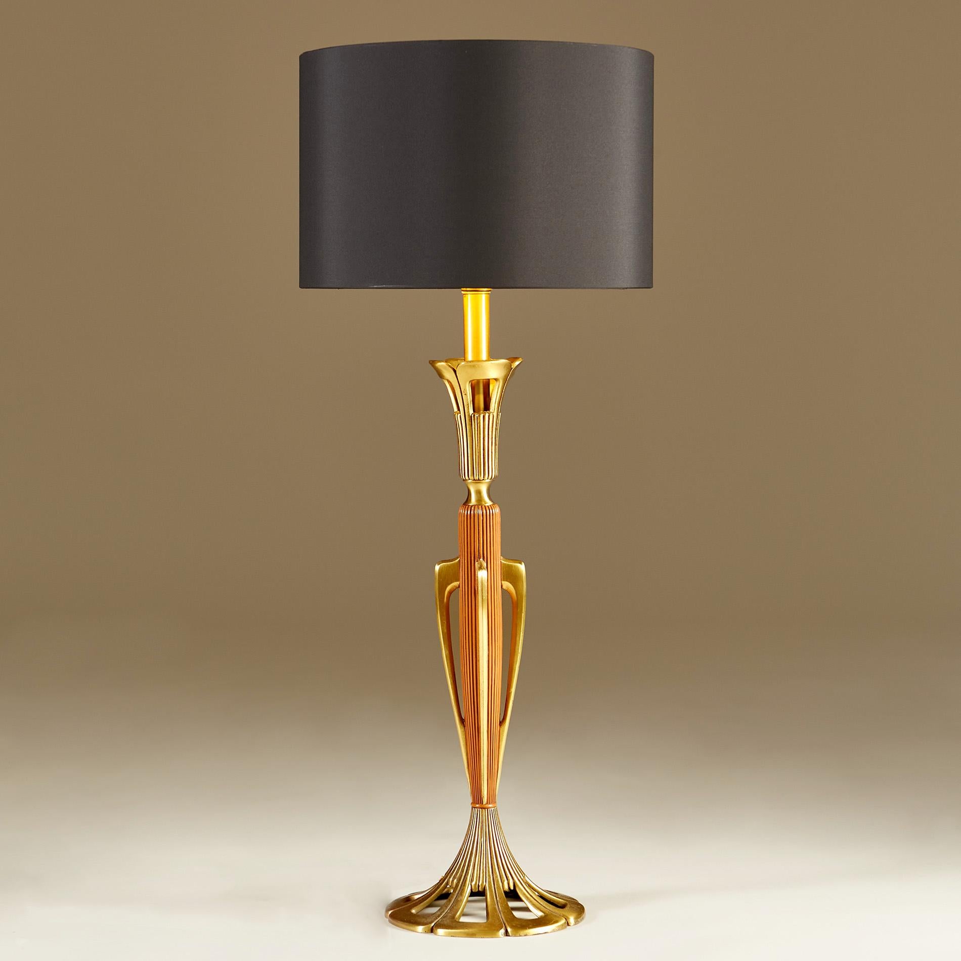 Dieses beeindruckende Paar amerikanischer Lampen aus den 1940er Jahren verbindet den organischen Fluss des Jugendstils mit der Geradlinigkeit des Art déco.


87cm hoch mit Schuhen wie hier zu sehen. Die Schattierungen sind kostenlos, werden aber mit