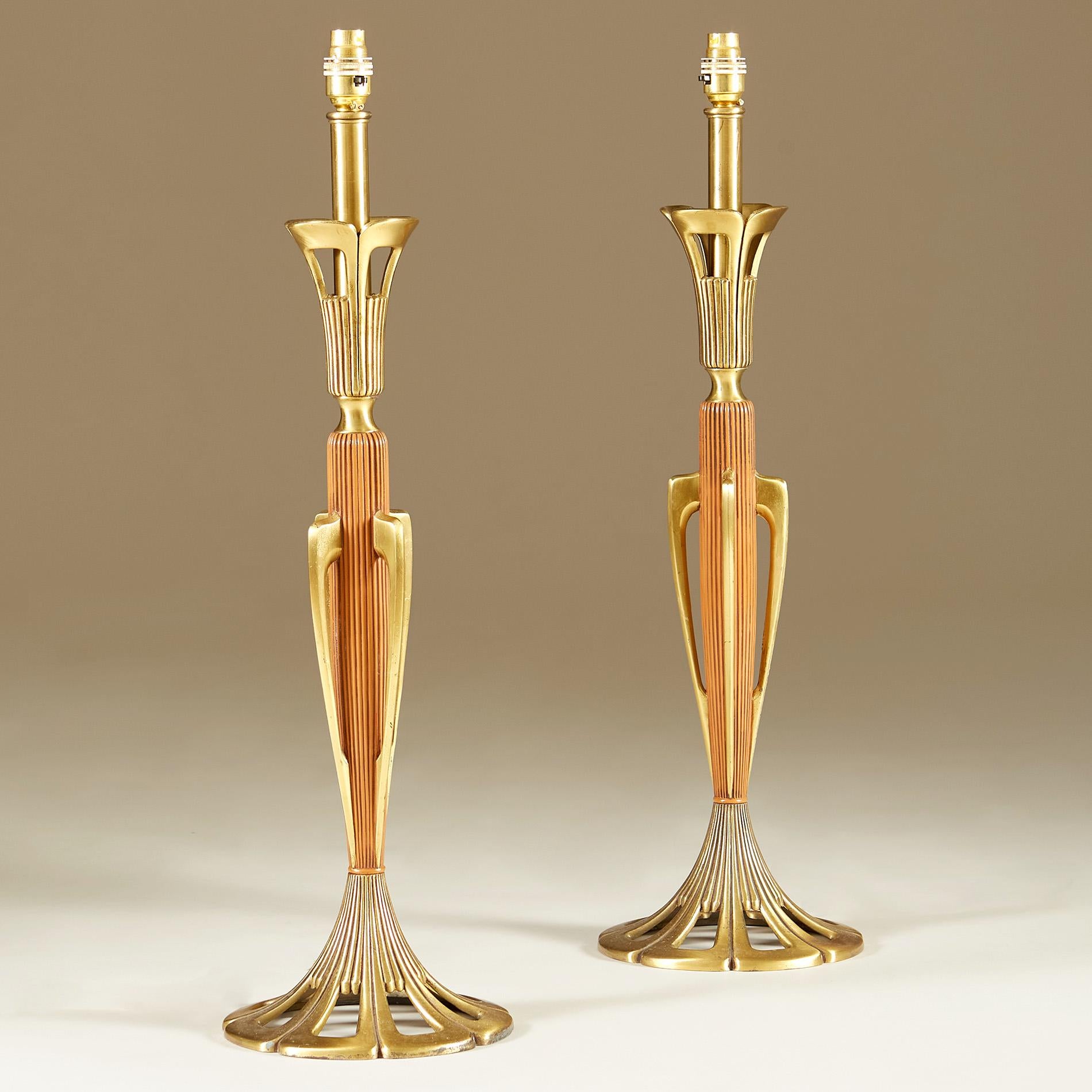 Großes Paar Art Deco Holz und Messing Tischlampen (Nordamerikanisch) im Angebot