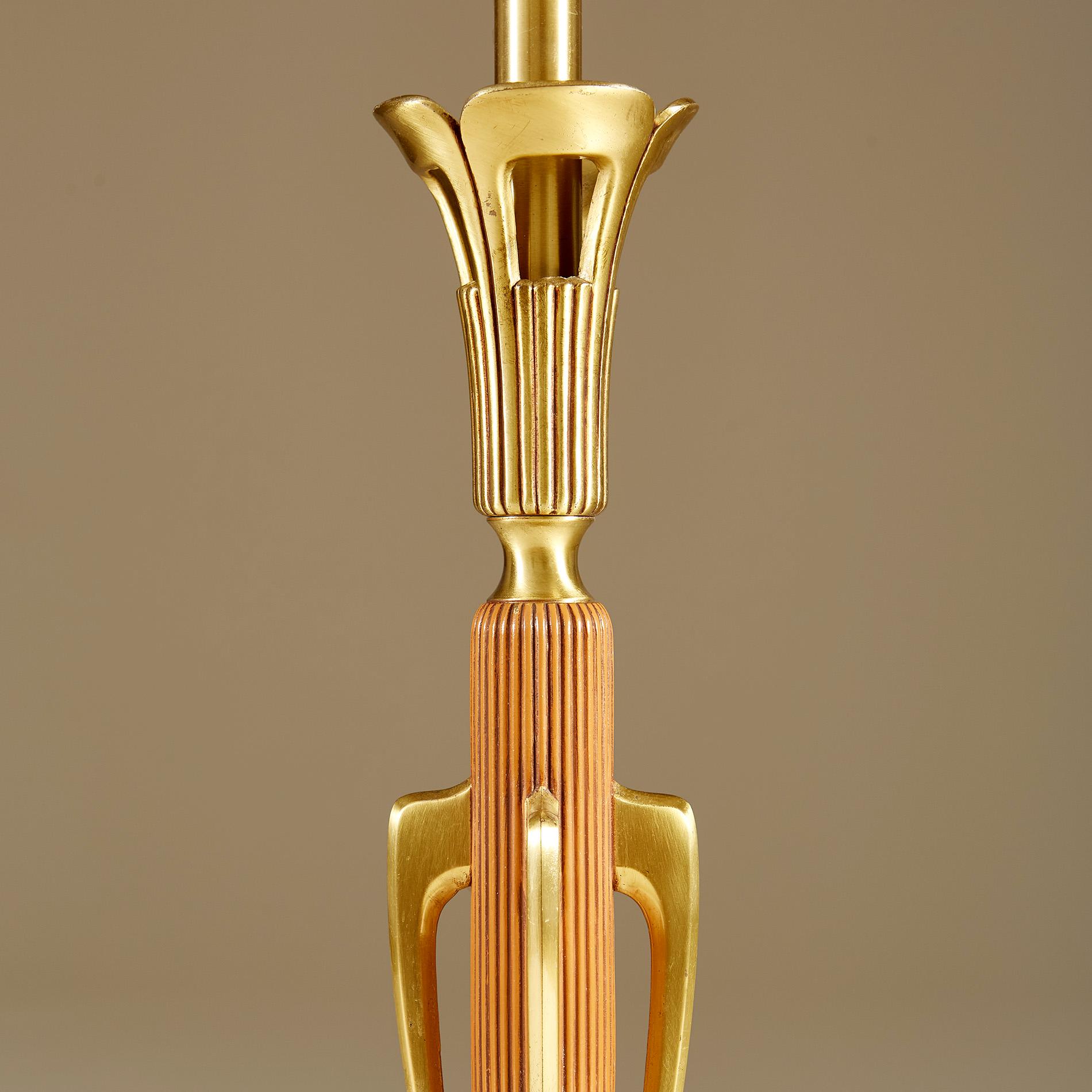 Großes Paar Art Deco Holz und Messing Tischlampen (Mitte des 20. Jahrhunderts) im Angebot