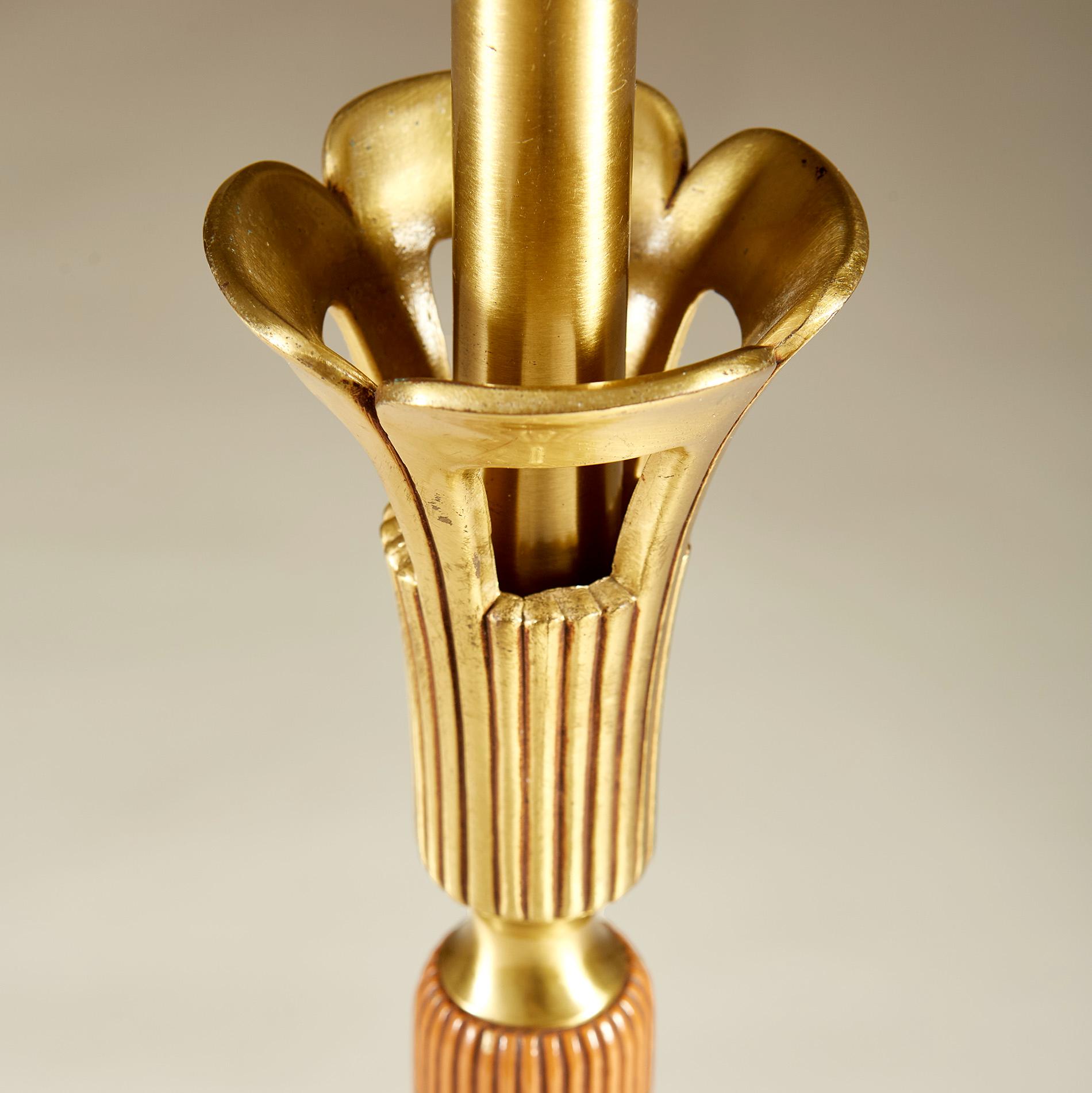 Großes Paar Art Deco Holz und Messing Tischlampen im Angebot 1