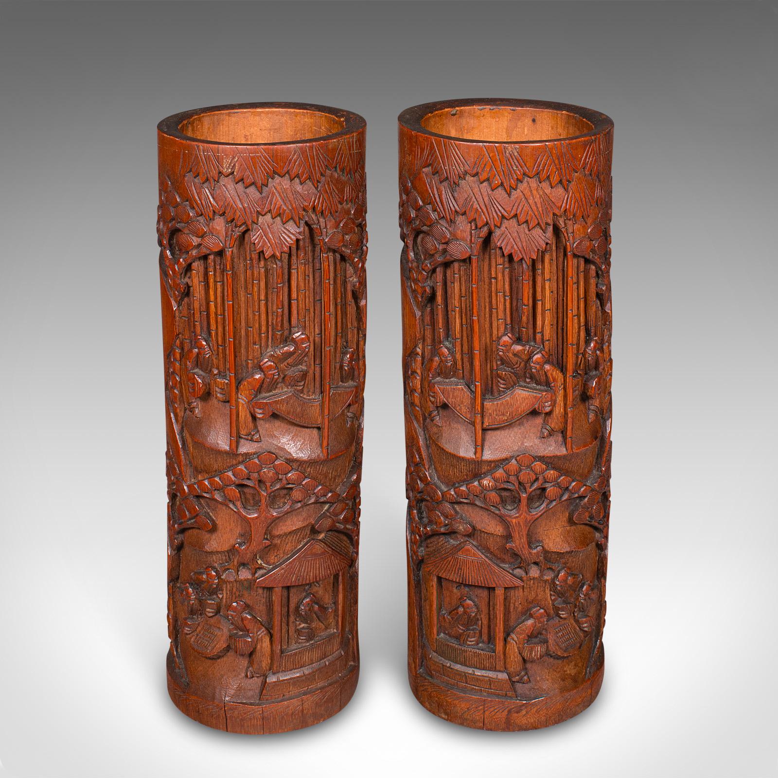 Dies ist ein hohes Paar antiker Bürstenköpfe. Eine chinesische, handgeschnitzte Bambus-Bitong oder Blumenvase aus der späten viktorianischen Zeit, um 1880.

Faszinierende Bitong, oder traditionell geschnitzte Pinseltöpfe - ideal für