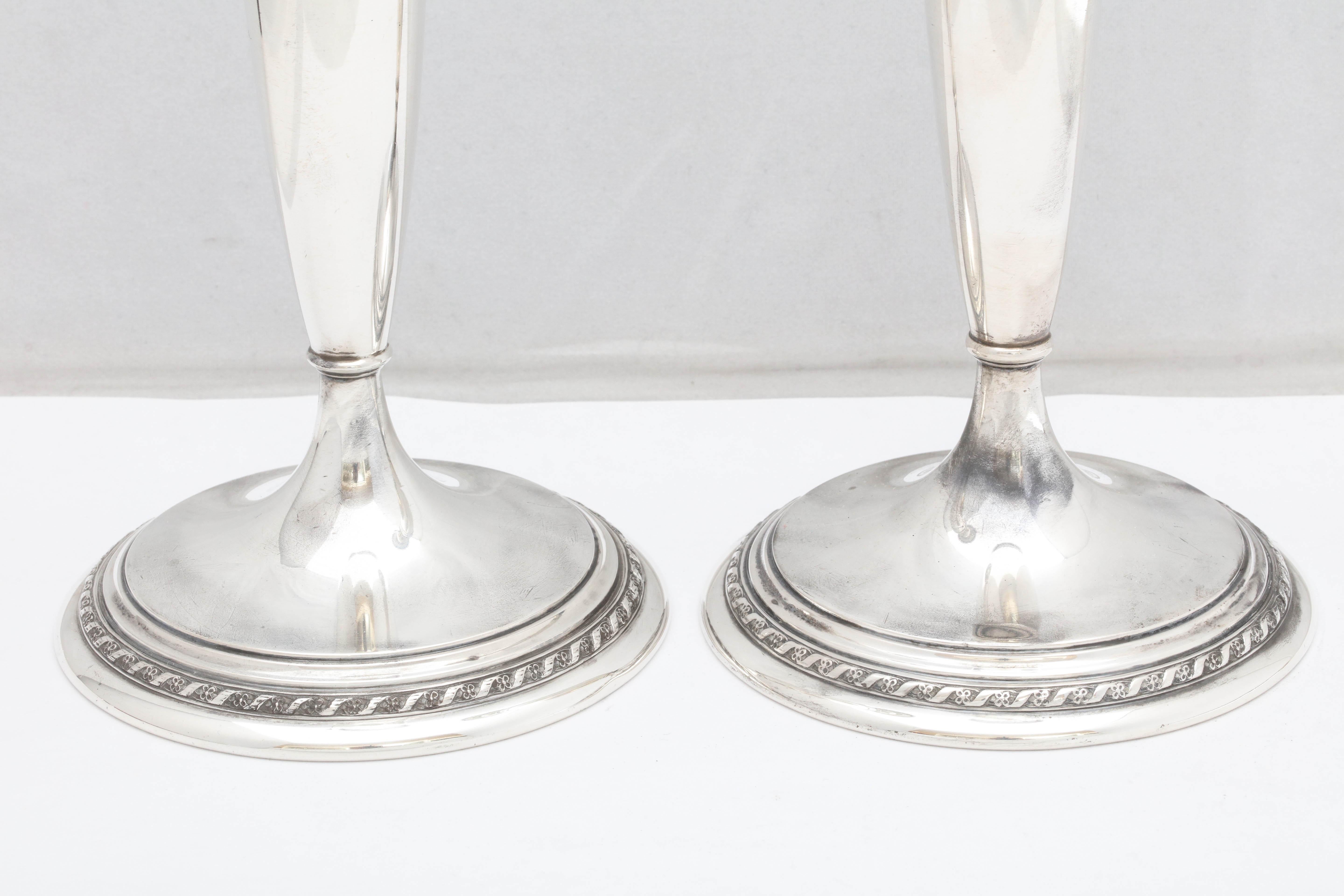Großes Paar Art-Deco-Kerzenhalter aus Sterlingsilber:: Gorham Manufacturing Co. mit Jahrespunze 1924. Jeder Kerzenständer misst 10 Zoll hoch x 4 Zoll im Durchmesser über die Basis. Es gibt ein paar sehr kleine Dellen (siehe Fotos):: die dem Alter