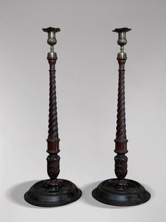 Alto par de candeleros escoceses de caoba y latón de principios del siglo XIX