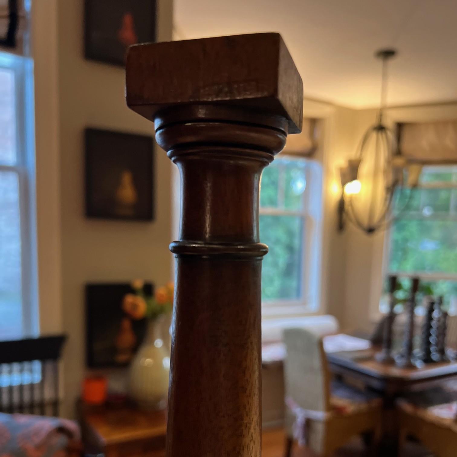 Neoclassico Coppia di candelieri a colonna a gradini inglesi in legno tornito, 20° secolo in vendita
