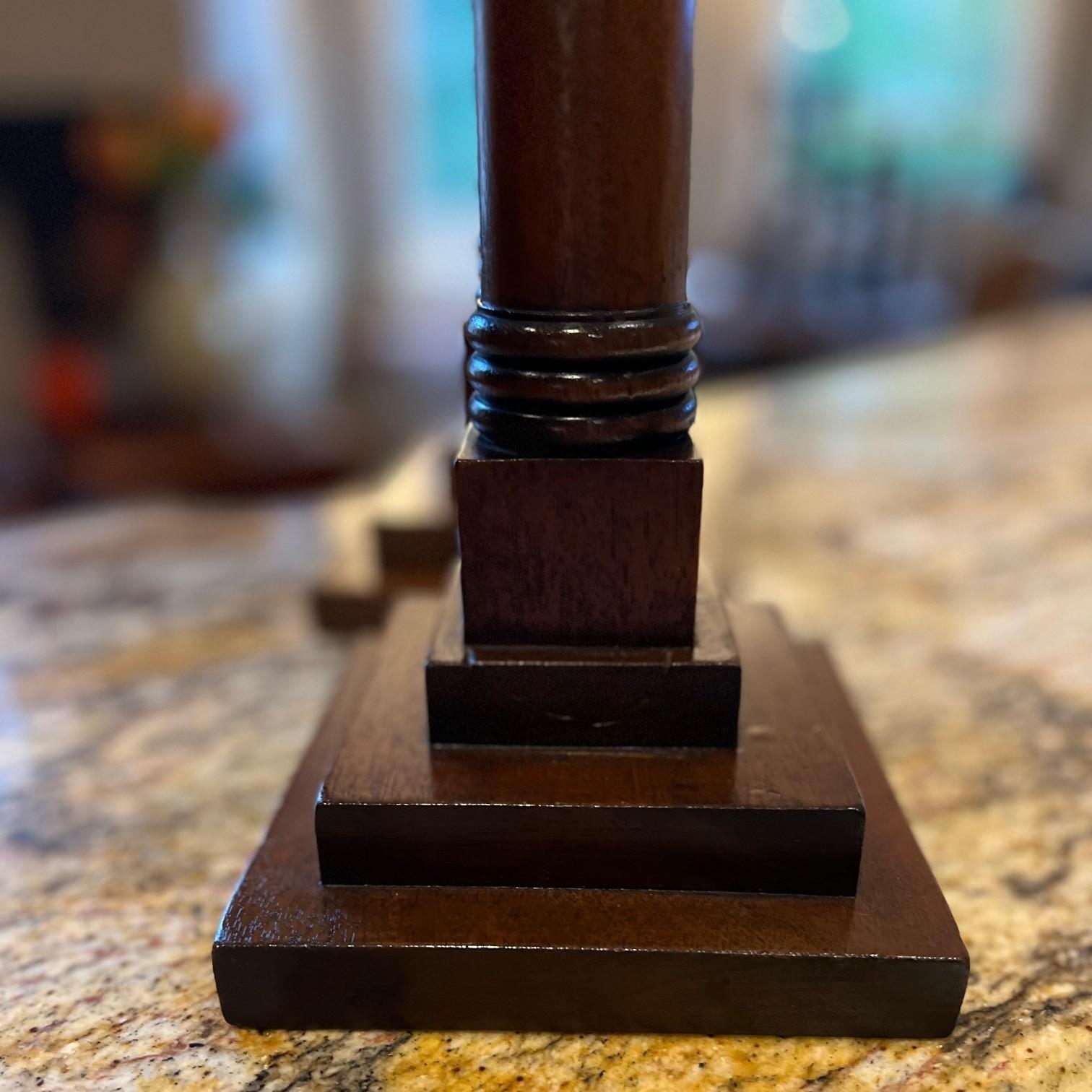 Inglese Coppia di candelieri a colonna a gradini inglesi in legno tornito, 20° secolo in vendita
