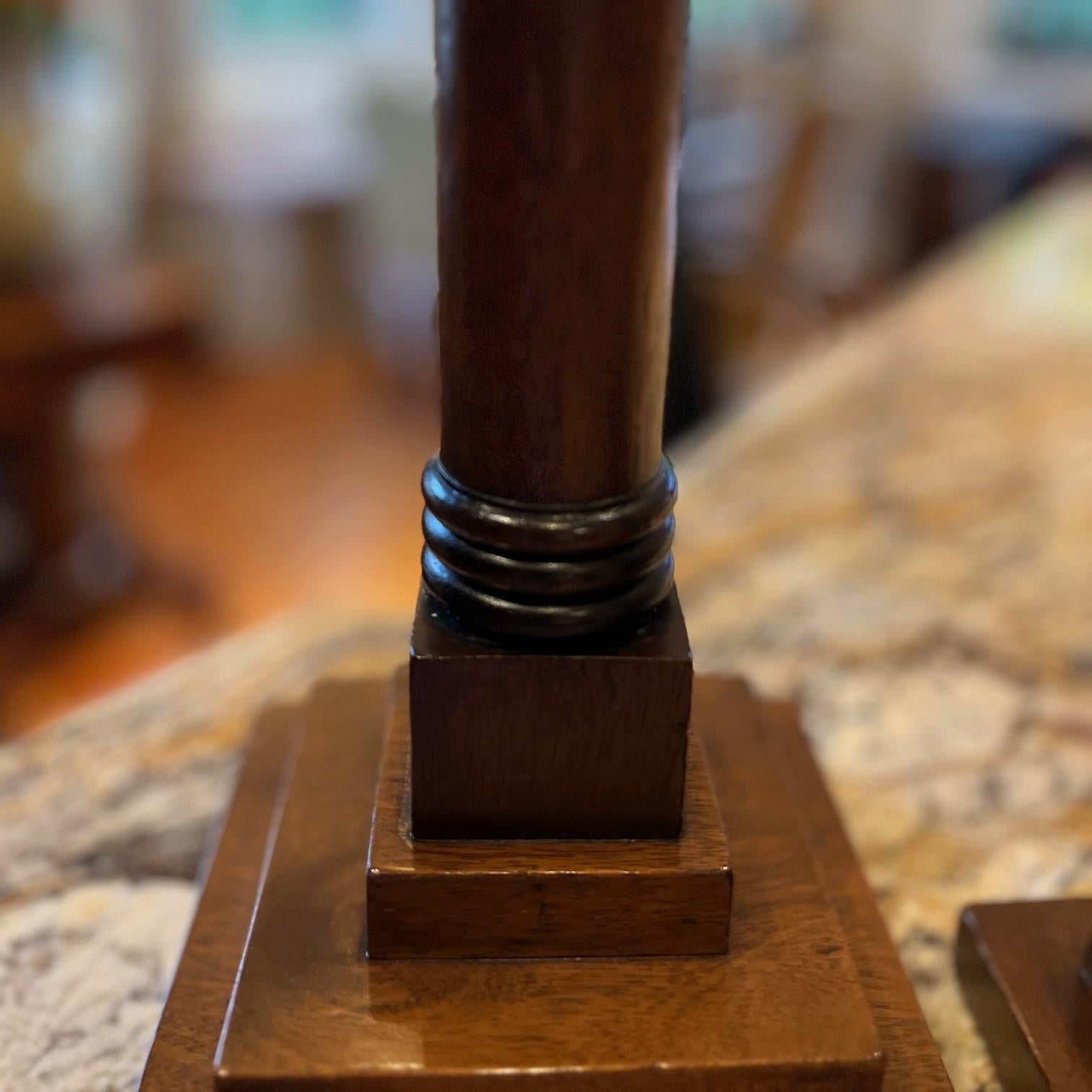 Coppia di candelieri a colonna a gradini inglesi in legno tornito, 20° secolo In condizioni buone in vendita a Morristown, NJ