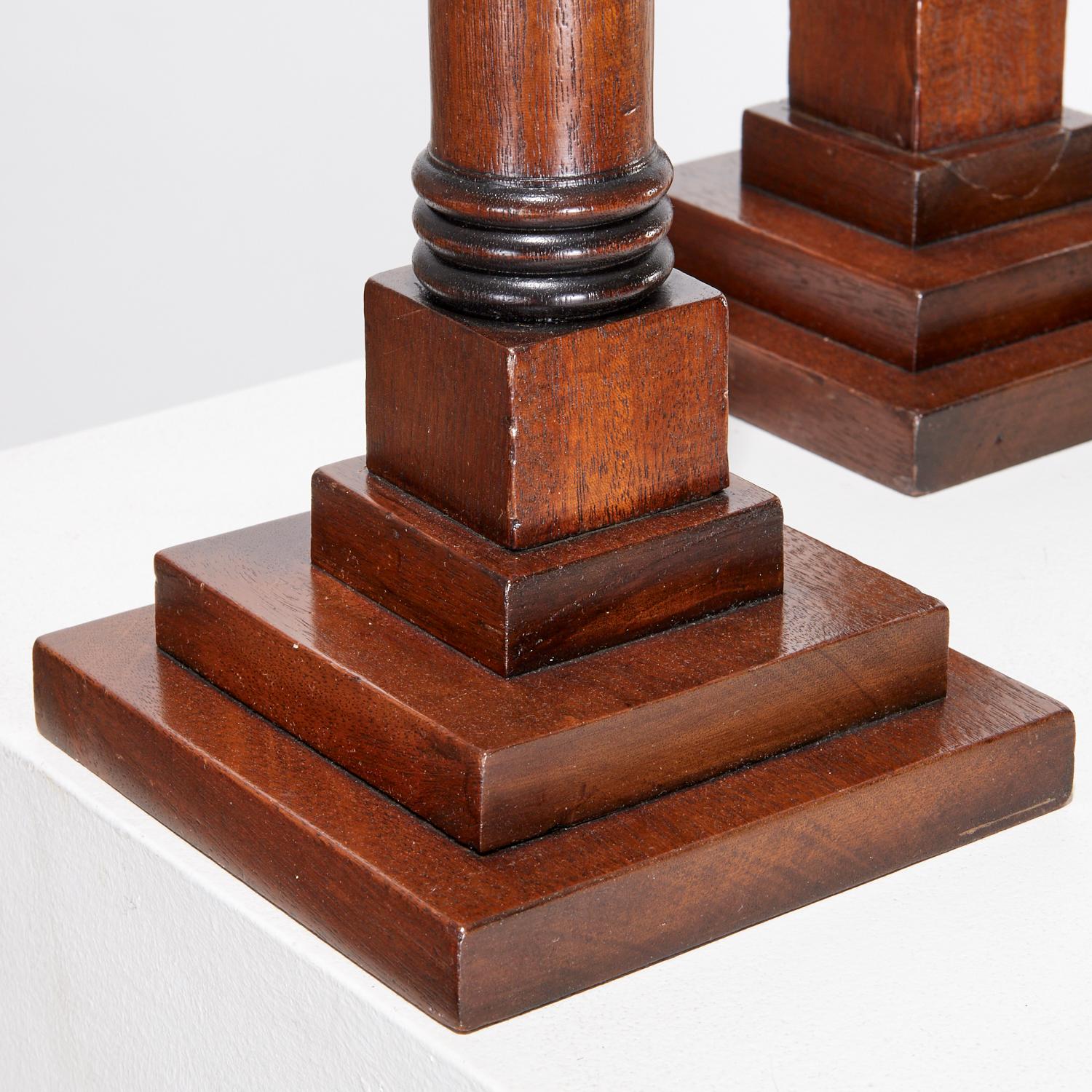 Legno Coppia di candelieri a colonna a gradini inglesi in legno tornito, 20° secolo in vendita