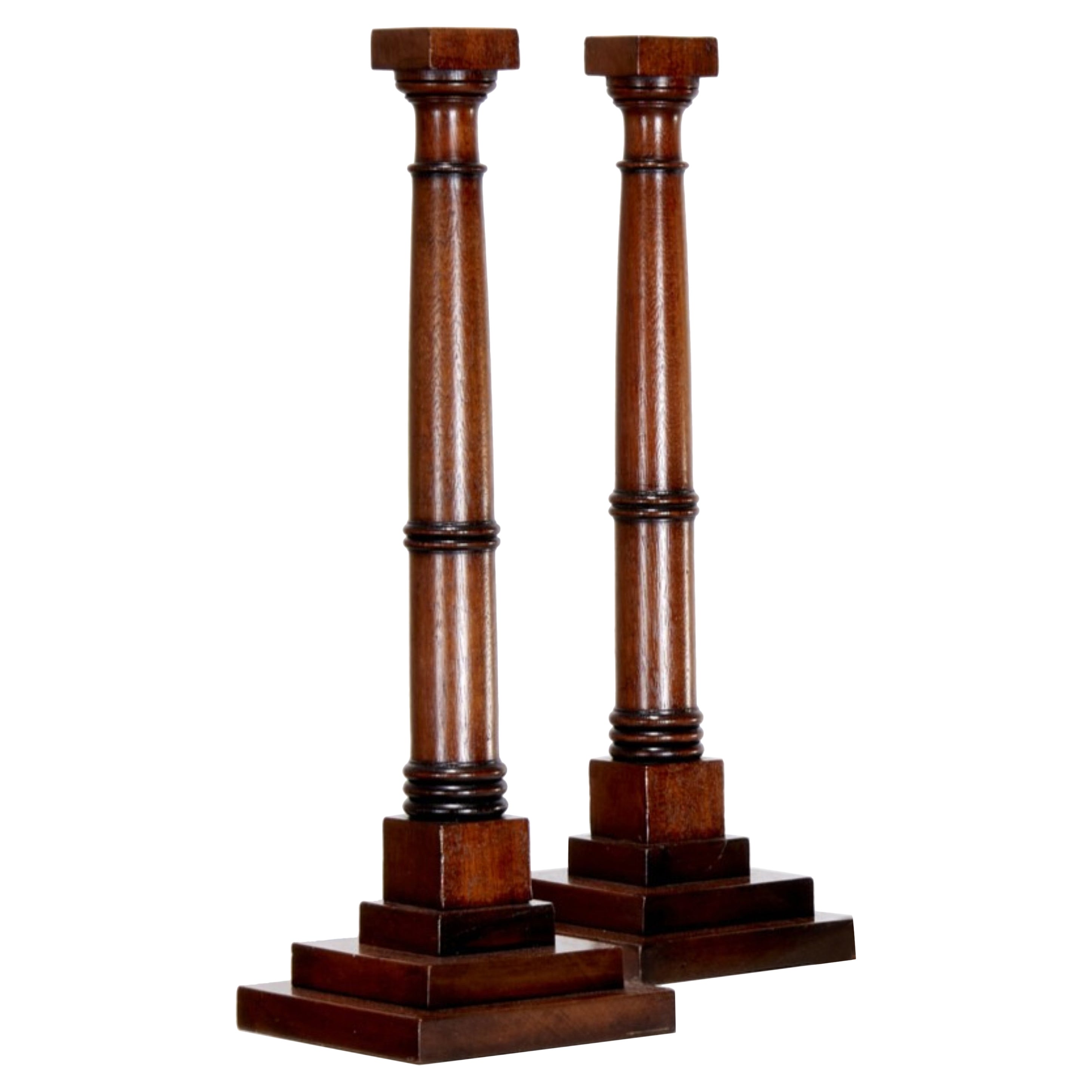 Coppia di candelieri a colonna a gradini inglesi in legno tornito, 20° secolo in vendita