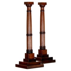 Coppia di candelieri a colonna a gradini inglesi in legno tornito, 20° secolo