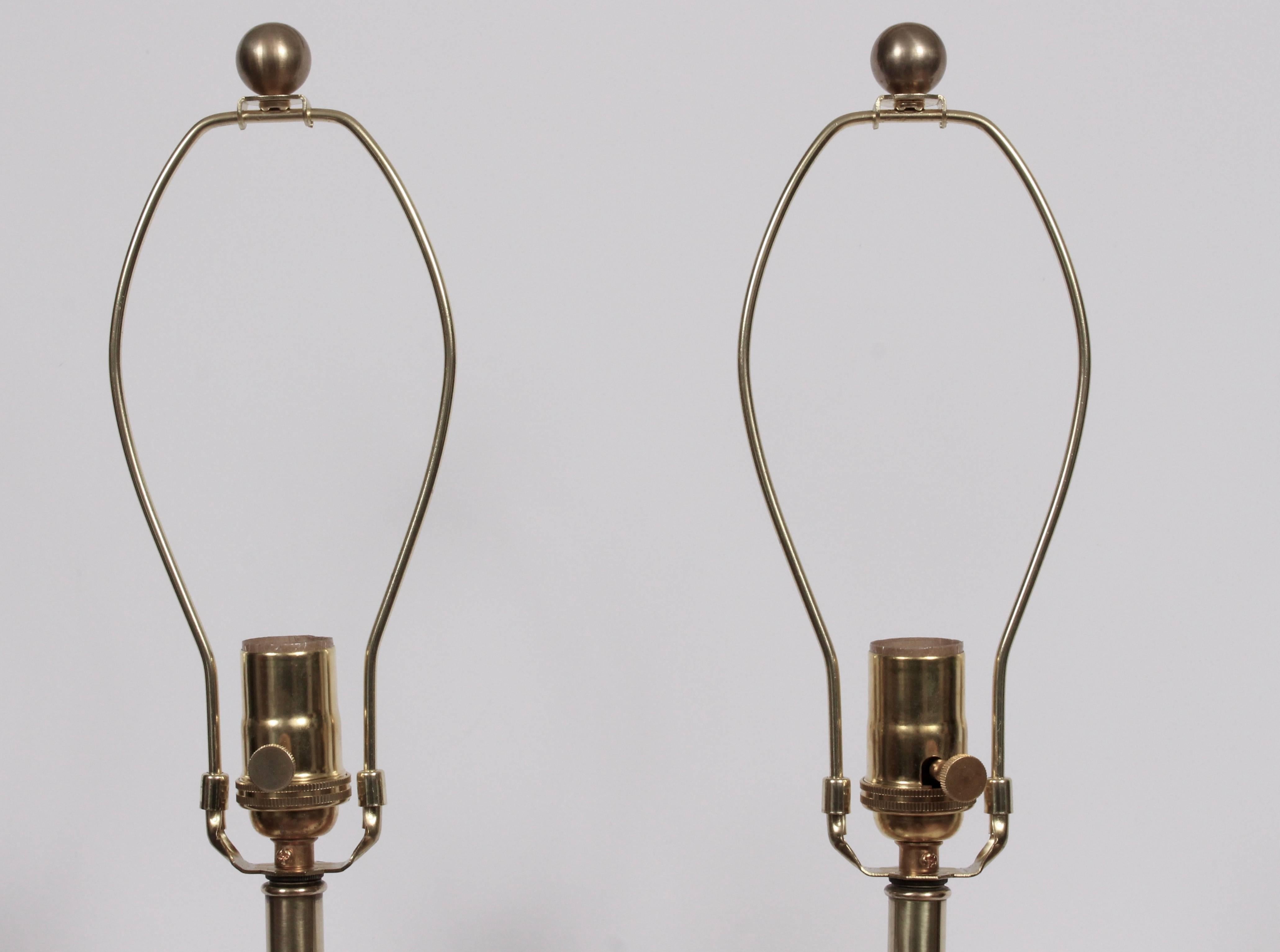 Américain Grande paire de lampes de table empilées en laiton, noir et cristal de style Frederick Cooper en vente