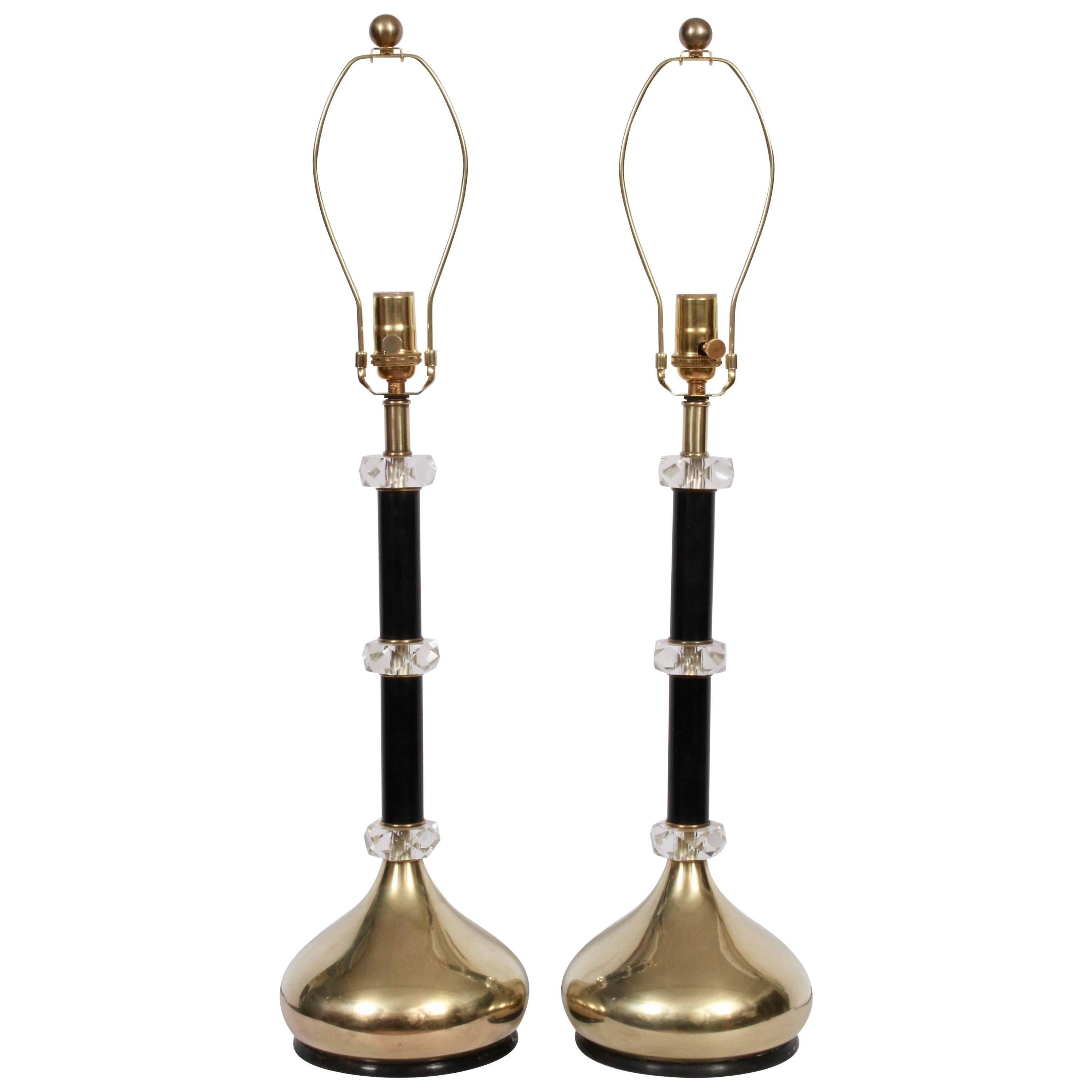 Grande paire de lampes de table empilées en laiton, noir et cristal de style Frederick Cooper en vente